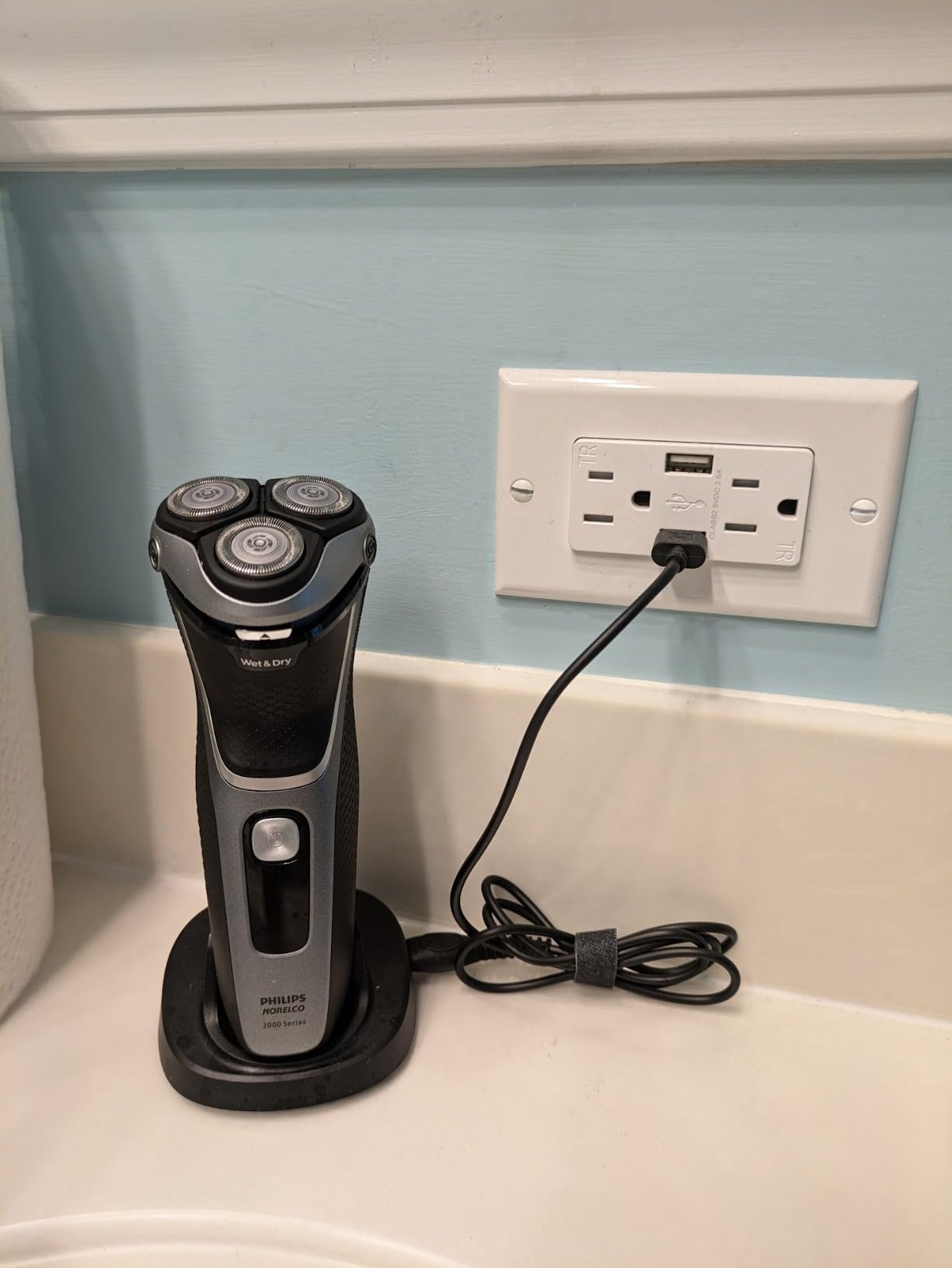 Philips Norelco Shaver 3900 Series, Wet and Dry Electric Shaver, P-Cap, Travel Pouch, Charging Stand, Storm Blue, Model S3341/92 customer photo 1