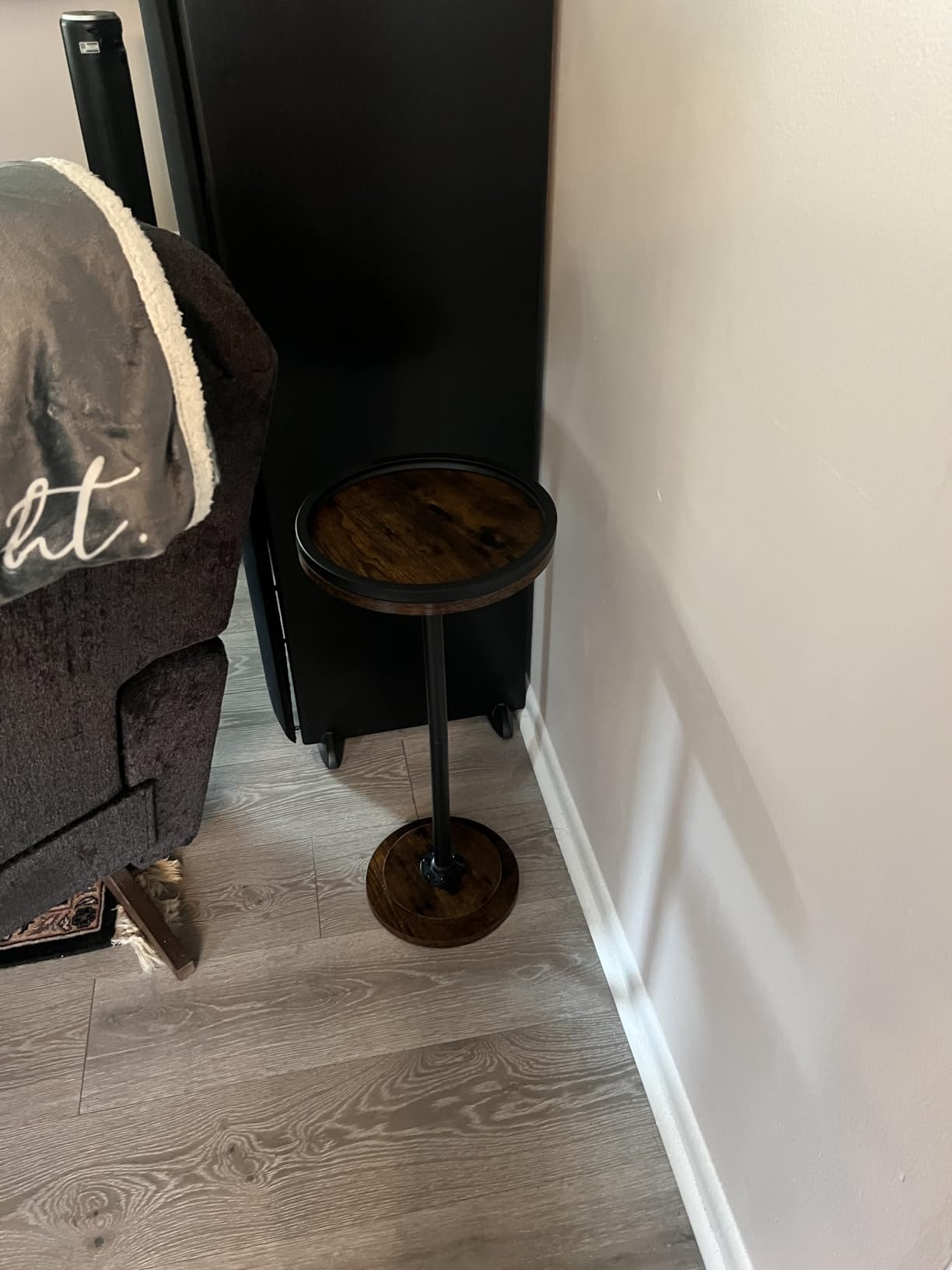 HOOBRO Small Round Side Table, Drink Table, Coffee Martini Table with Pedestal Accent for Small Spaces in Living Room, Bedroom, Sofa Couch, Rustic Brown BF168BZ01 customer photo 2