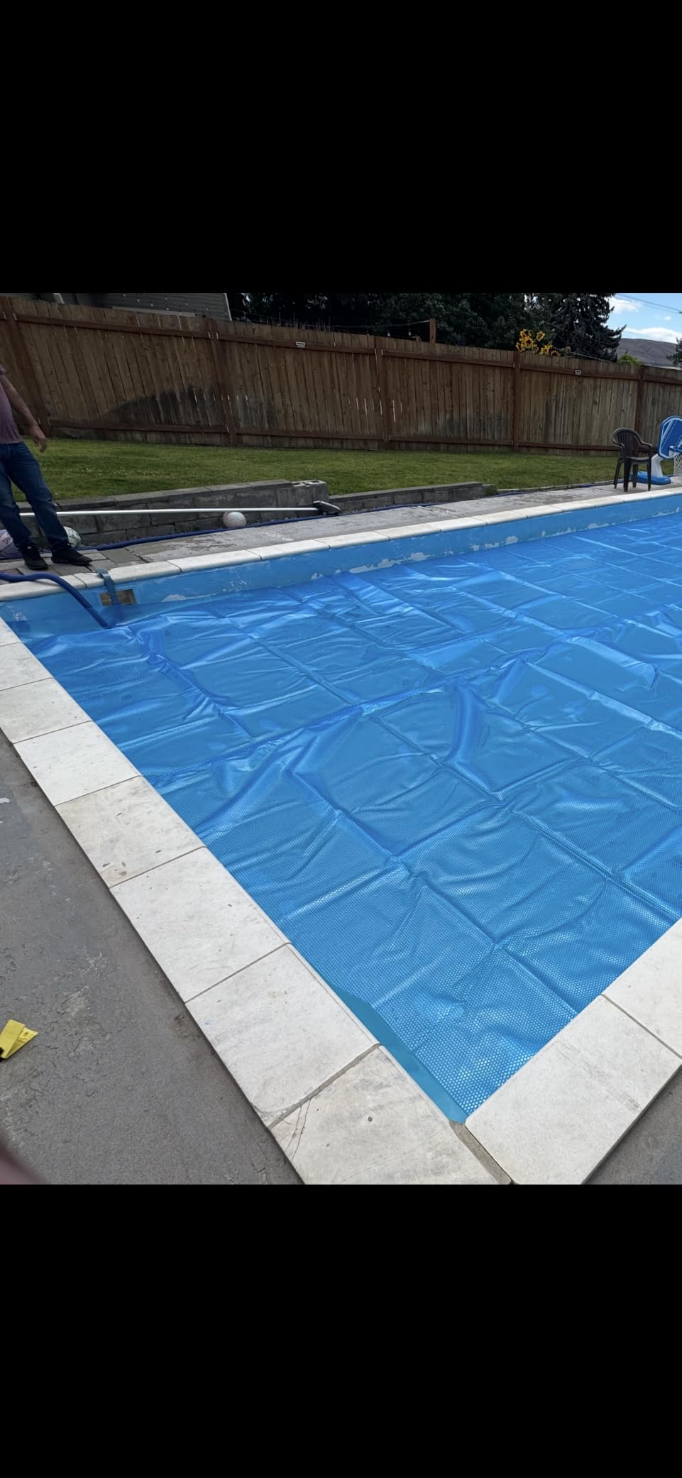 VEVOR Solar Pool Cover, 24 x 12 ft Rectangle Solar Cover 16 mil for Pools, Inground Above Ground Swimming Pool Solar Blanket with Bubble, Heat Retaining Solar Covers Blue customer photo 1