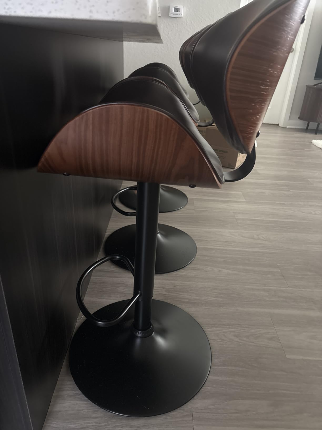 YaFiti Swivel Bar Stools Set of 4, Modern PU Leather Upholstered Bar Chair with Back and Footrest for Kitchen Counter (Green) customer photo 1