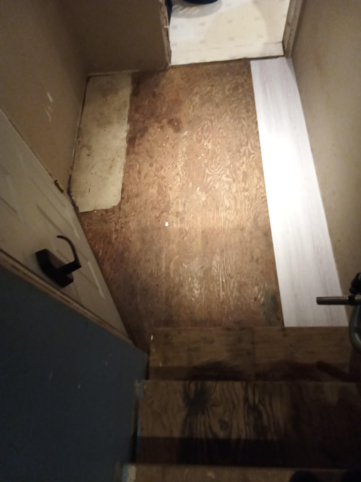 Woodgrain Vinyl Floor Roll, 11.8