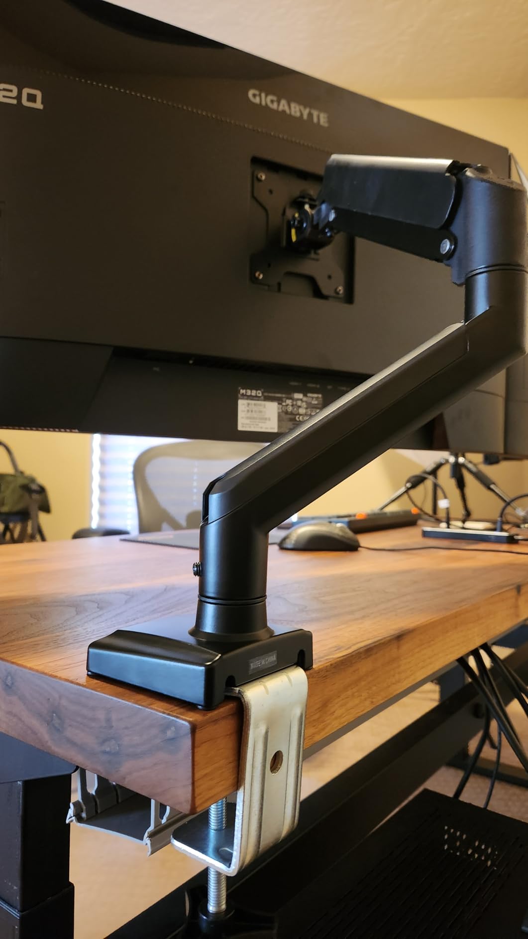 WALI Adjustable Single Monitor Arm for 13-34 inch Screens, up to 26.4 lbs Single Monitor Desk Mount, Full Motion with Tilt, Swivel, Rotation, C-Clamp & Grommet Base, VESA 75/100mm (GSMP001N), Black customer photo 2