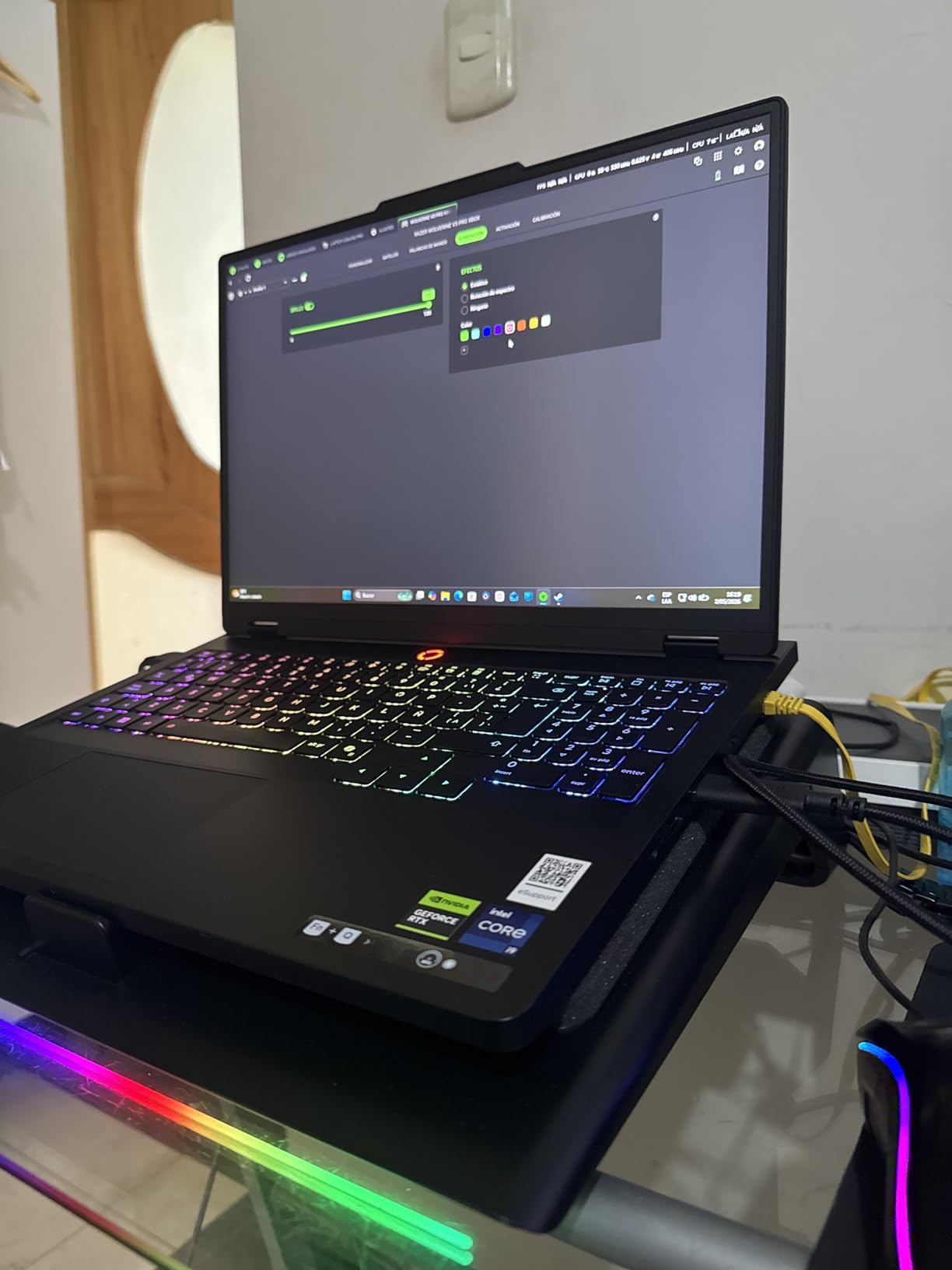 Razer Laptop Cooling Pad Adaptive Smart, Intelligent Fan Control | Airtight Pressure Chamber, Fits Most Laptops & Macbooks 14