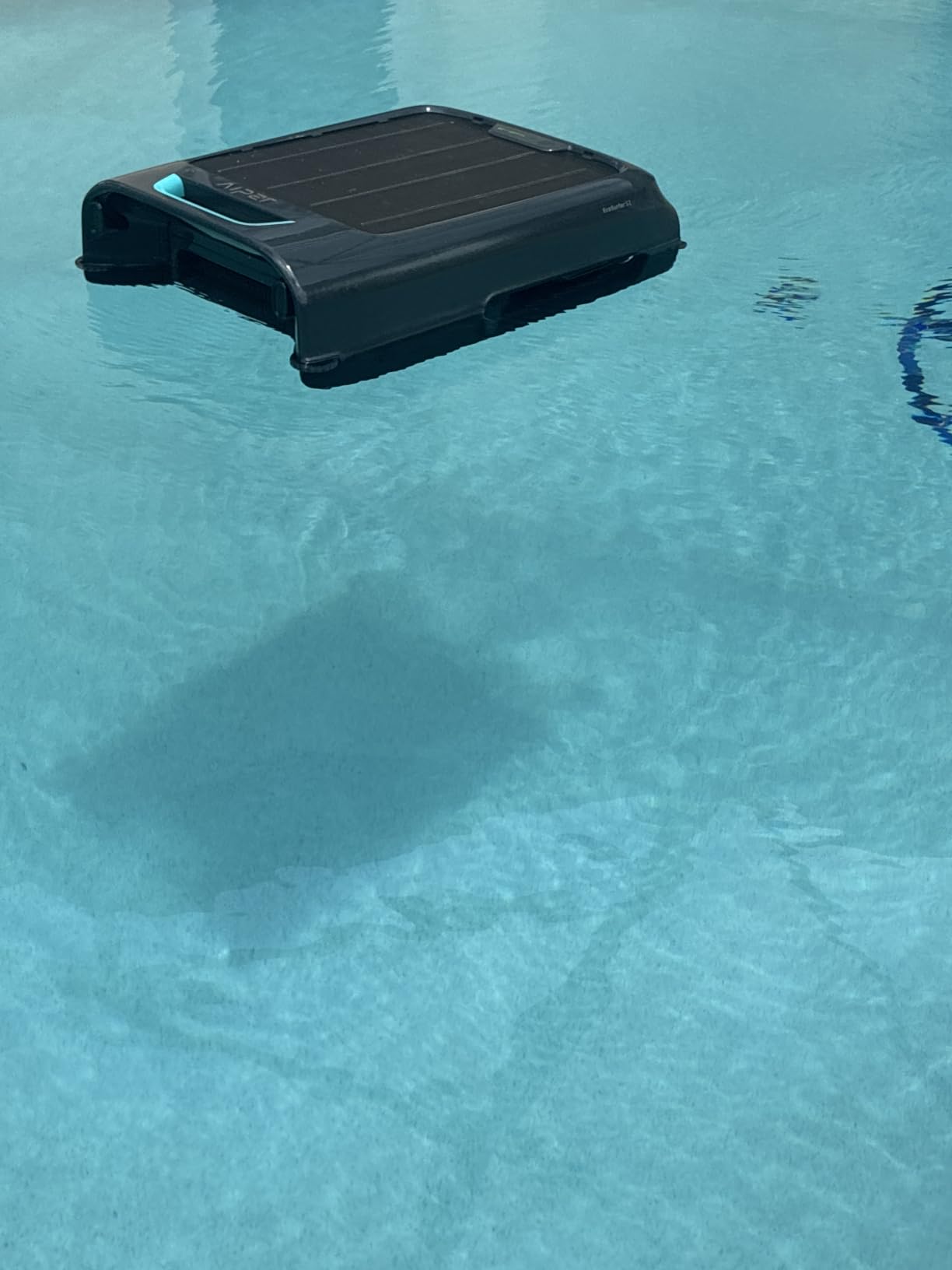 AIPER EcoSurfer S2 Solar Pool Skimmer Robot 24/7 Continuous Cleaning, Gray | App Support, Dual Charging Modes, Smart Obstacle Avoidance, 150-um Filtration, OTA Upgrade, Leak-Proof Baffle, Edge Cleaning customer photo 1