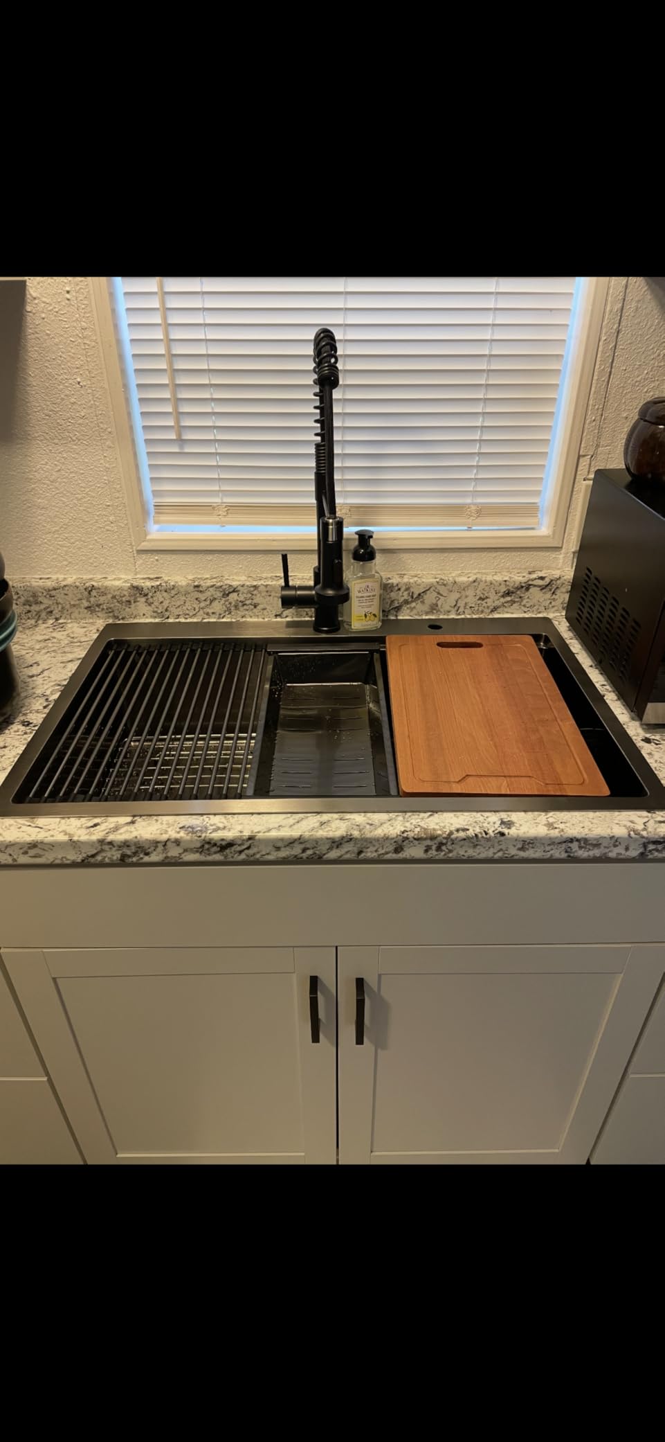 VAPSINT 33 Inch Black Farmhouse Kitchen Sink, 33x20x9 Inches Stainless Steel Undermount 16 Gauge Deep Single Bowl Apron Front Workstation Ledge Farm Sink with Accessories customer photo 1