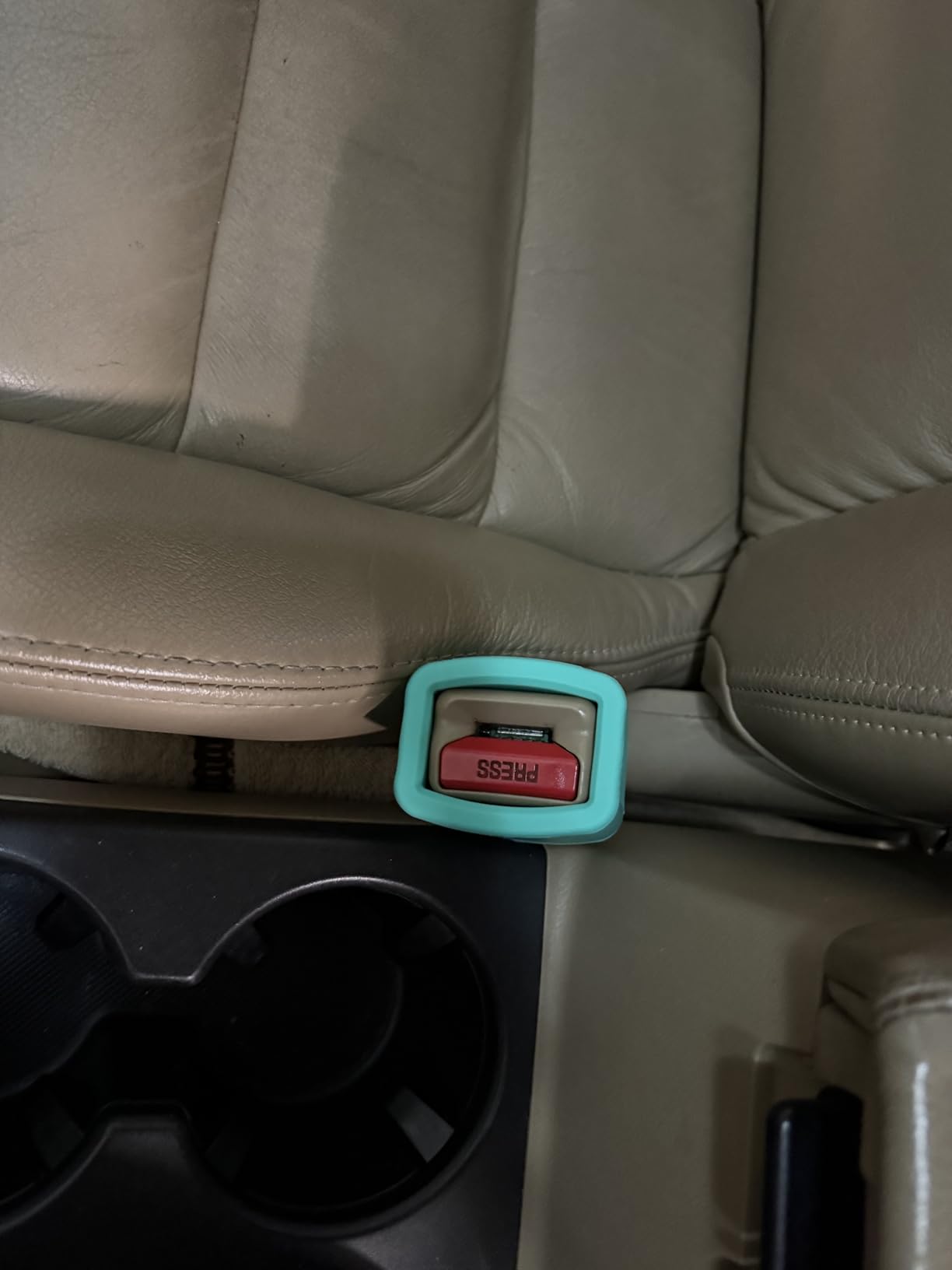 2 PCS Seat Belt Buckle Holder, Silicone Seatbelt Buckle Booster to Makes Receptacle Stand Upright for Easy Access (Red) customer photo 2