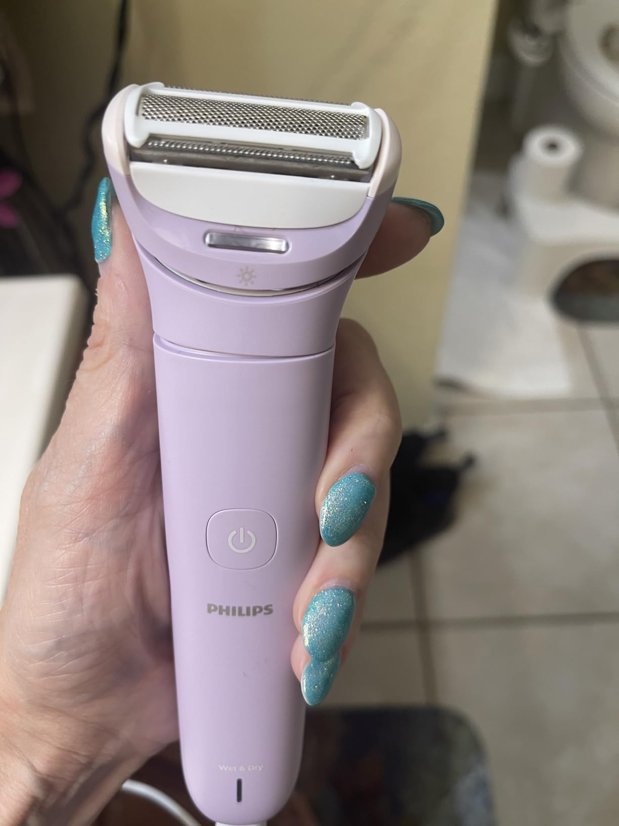 Philips Lady Shaver Series 8000 - Cordless Wet & Dry Electric Shaver, 3-Blade System, Flexible Head, LED Light, BRL149/00 customer photo 1