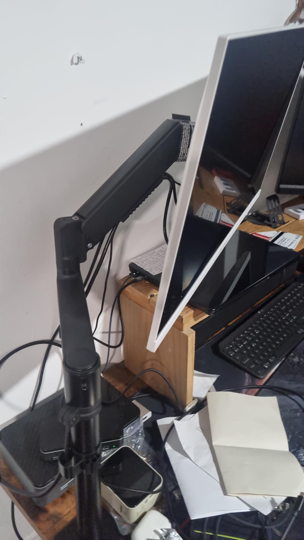 ErGear Single Monitor Arm, Fully Adjustable Monitor Mount for 13-34 Inch Screens, Fast Install Computer Monitor Stand with Tool-Free VESA Mount, Cable Management, Holds 19.8 lbs, Max VESA 100x100mm customer photo 1