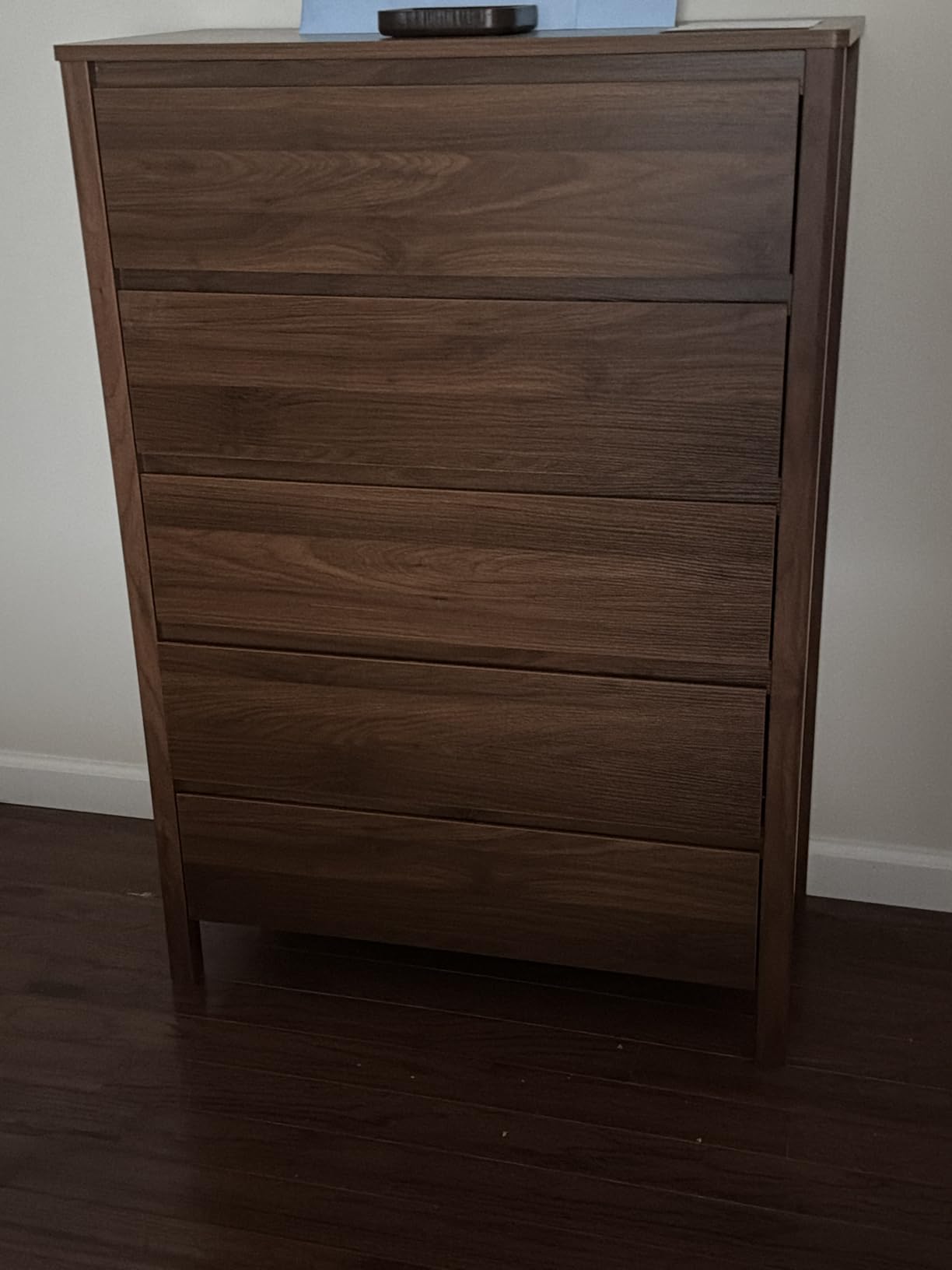 MAISONARIA Walnut 5 Drawer Dresser for Bedroom, Modern Tall Dresser with Hidden Handles, Space-Saving Wooden Drawer Organizer, Living Room, or Hallway, Vertical Storage Chest of Drawers, 45.7