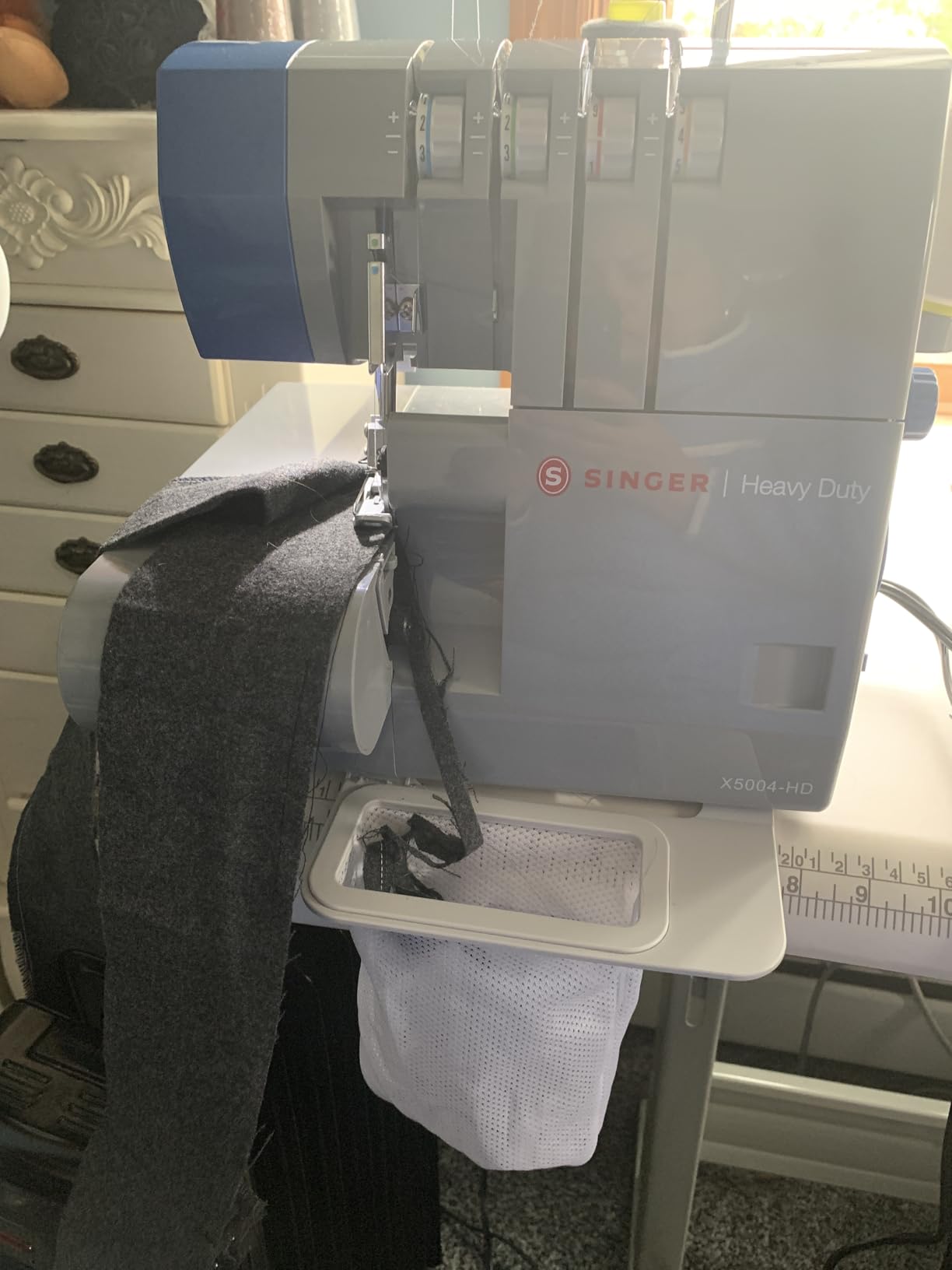 SINGER HD0500S Heavy Duty Serger Overlock Machine, 2-3-4 Thread, Black, 6 stitches, 1300 stitches/min, LED light, free arm, adjustable differential feed, metal frame customer photo 1