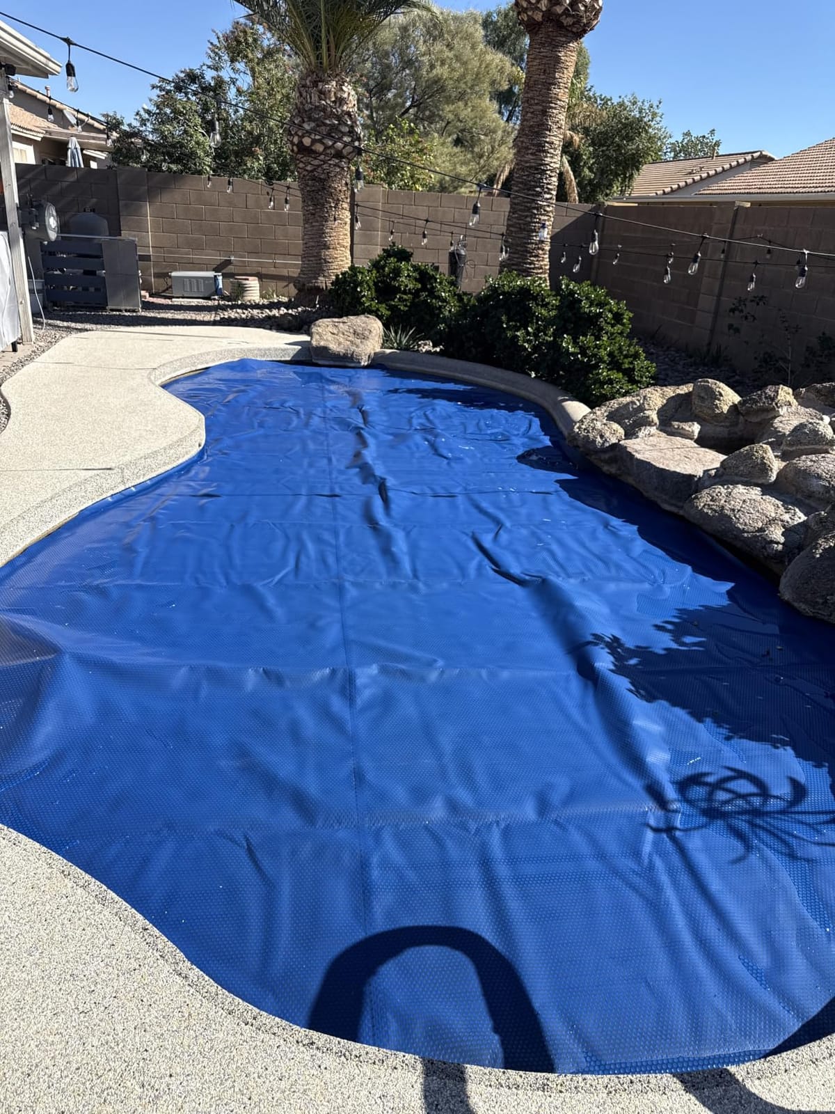 VEVOR Solar Pool Cover 32 x 16 ft 16 Mil Pool Bubble Cover Blue & Black | Solar Blanket with Dual Heat-Locking Air Layer for Pools, Daytime Heat Absorption, Nighttime Heat Retention, Cuttable Design customer photo 2