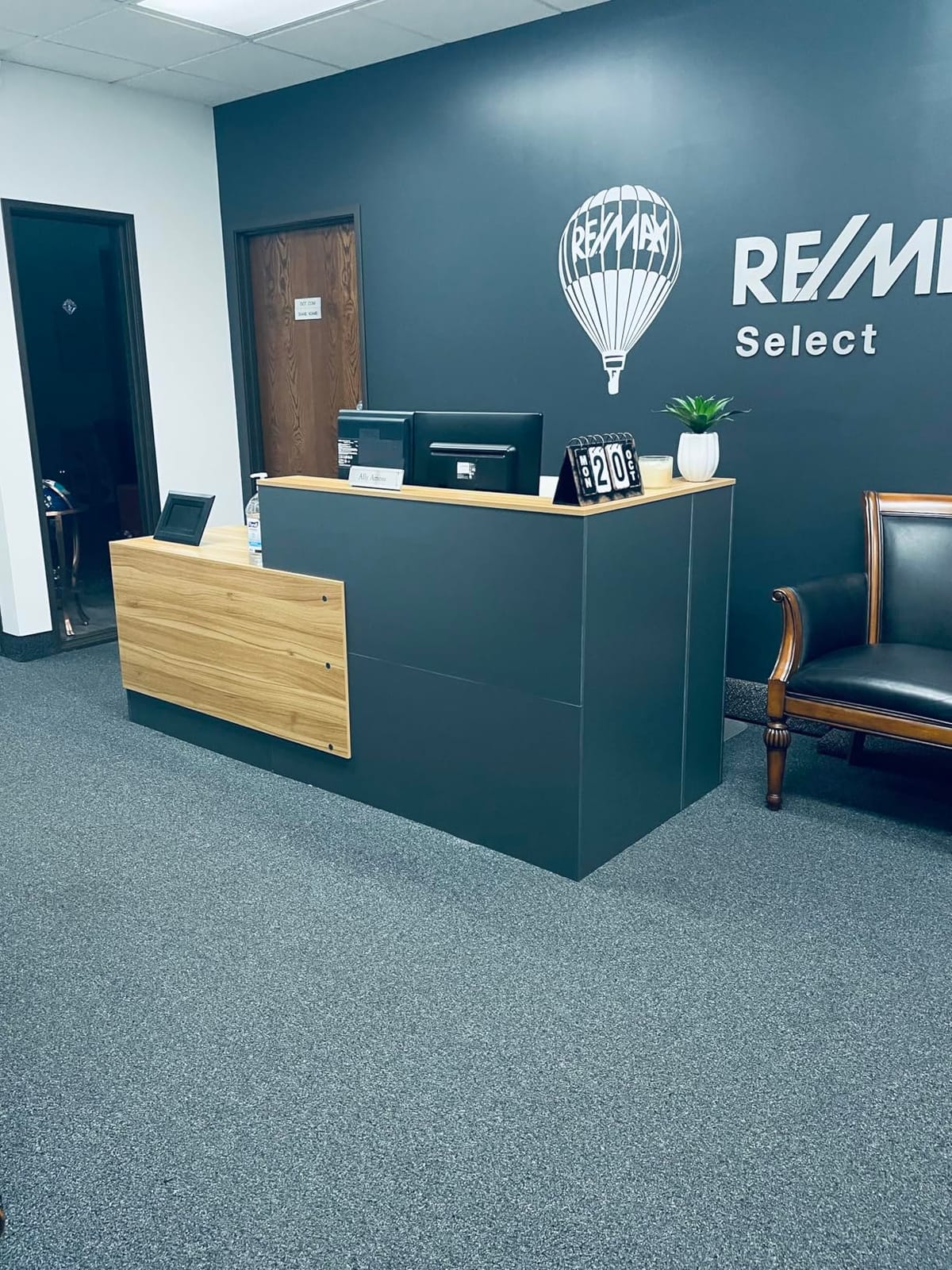 L-Shaped Reception Desk with Lockable Drawers, Adjustable File Cabinet & Keyboard Tray, Modern Front Counter for Office, Salon, or Lobby (Right-L Natural Wood/Slate Gray, 70.9''L x 23.6''W x 41.3''H) customer photo 1