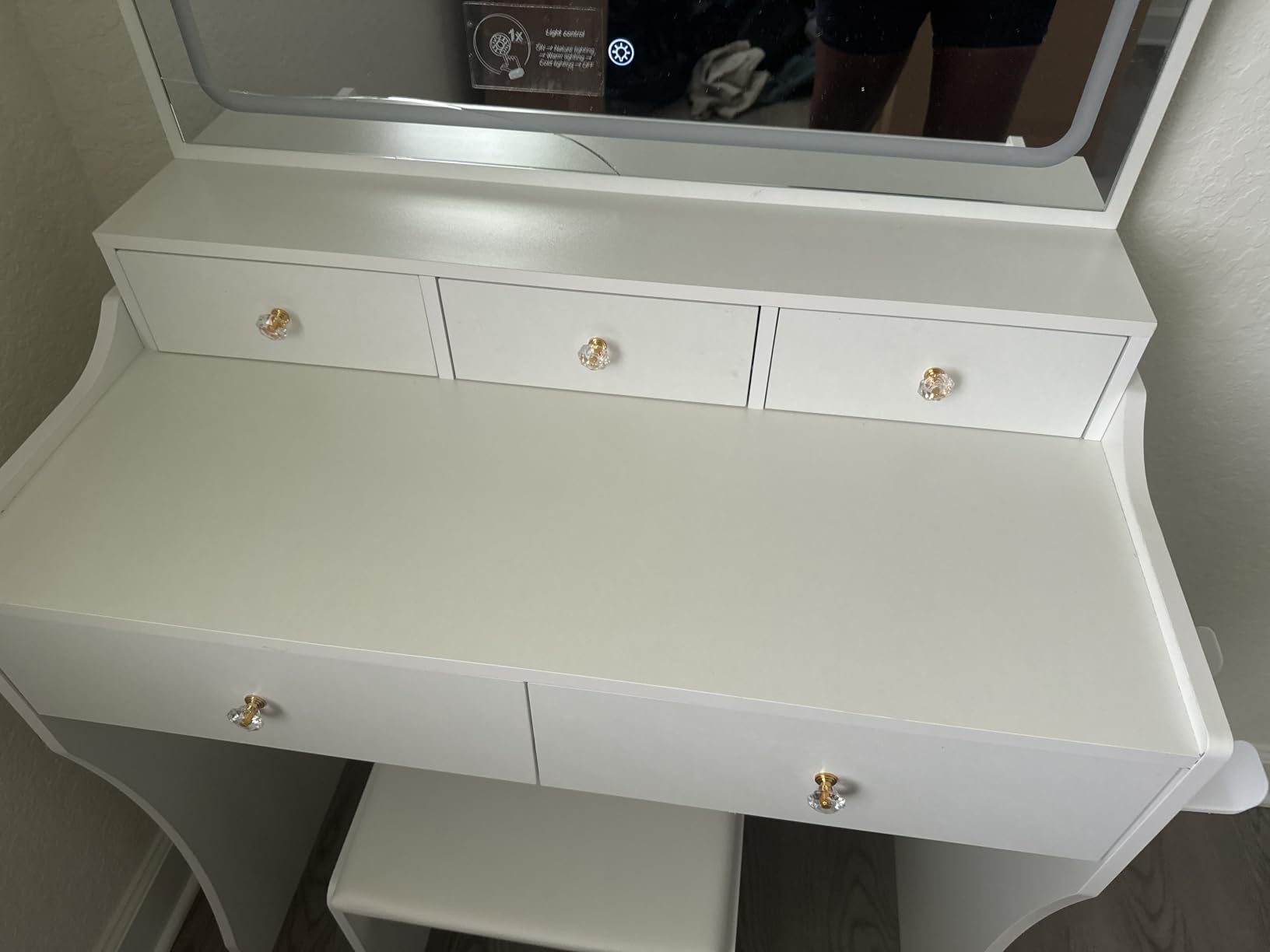 COMHOMA Makeup Vanity Desk with Mirror and Lights, Vanity Table and Chair Set with 5 Drawers & Charging Station, Bedroom Dressing Table, Stepless Dimmable & 3 Color Modes Adjustable, Snow White customer photo 1