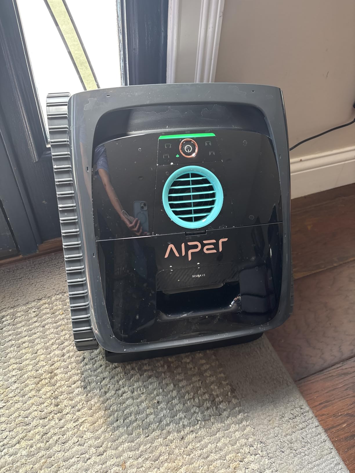AIPER Scuba V3 AI Vision Cordless Robotic Pool Cleaner, Grey | Smart Waterline Parking, Wireless Charging Dock, Featherlight Design, 3μm MicroMesh Filter, Floor/Wall/Waterline Cleaning customer photo 1