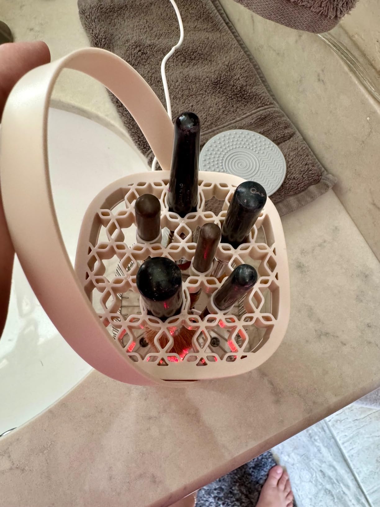 Electric Makeup Brush Cleaner - 12000 RPM Makeup Brush Cleaning Machine, IP65 Waterproof Automatic Makeup Brush Cleaner with Cleaning Solution, for Makeup Sponges and Brushes-White customer photo 1