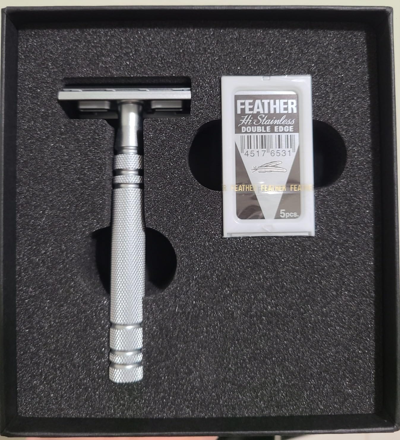 Feather Popular Double Edge Razor - Traditional Butterfly Safety Razor for Close Shaving - For Men, Wet Shavers & Barbers - Includes 2 Hi-Stainless Replacement Blades - Made in Japan customer photo 1