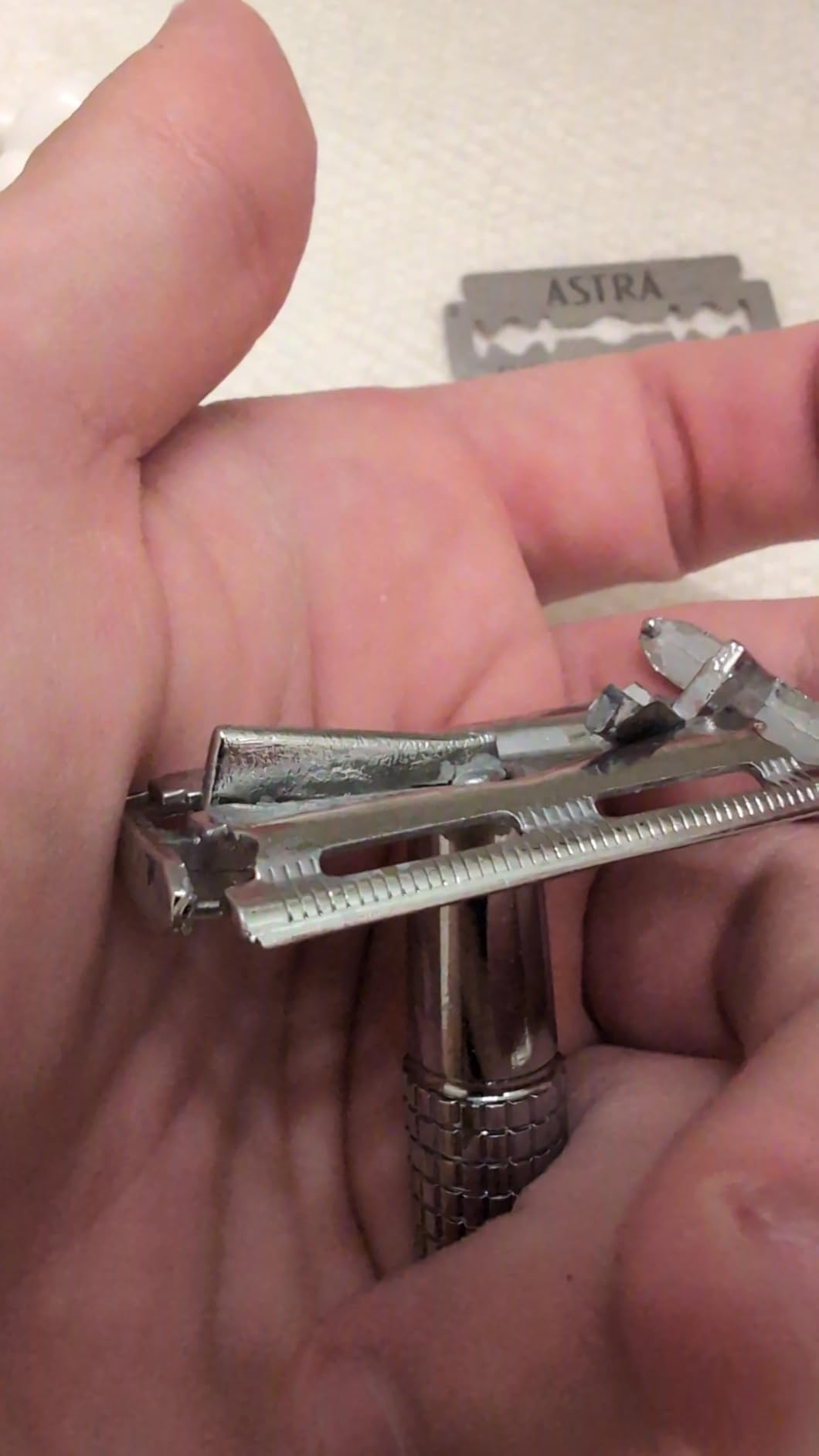 Van Der Hagen Men's Traditional Safety Razor Kit (includes 5 blades) for a close shave in Chrome customer photo 2