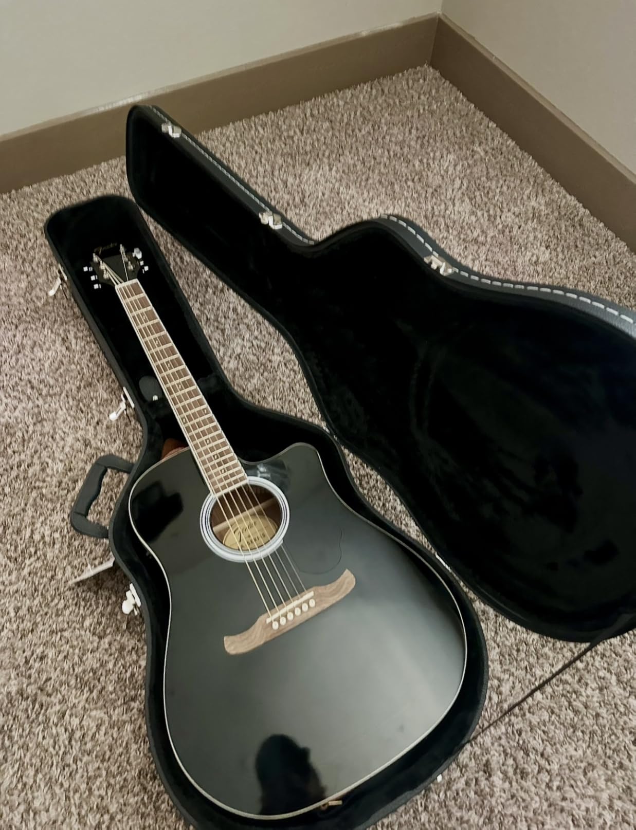 Fender Flat-Top Dreadnought Hard Shell Acoustic Guitar Case, Padded, Black customer photo 2
