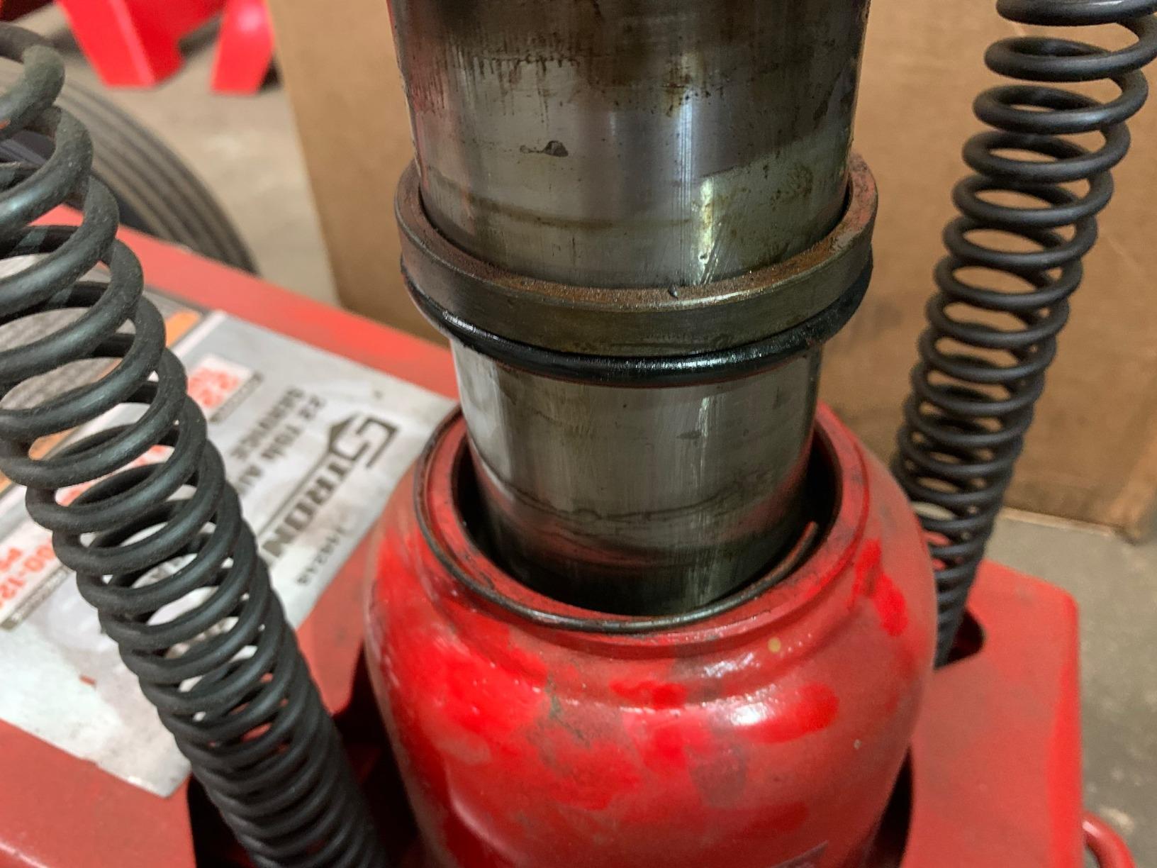 Strongway 22-Ton Quick Lift Air/Hydraulic Service Floor Jack customer photo 1