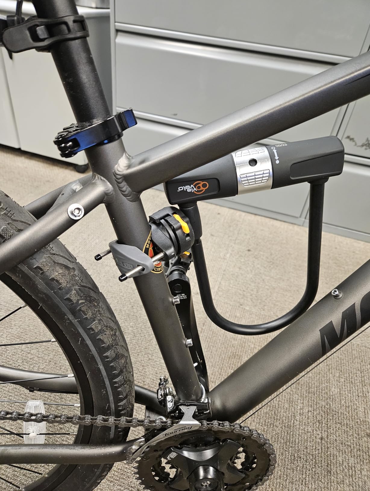 Via Velo Heavy Duty Bicycle U-Lock with Cable, 14mm Shackle and 10mm x1.8m Cable with Mounting Bracket customer photo 2