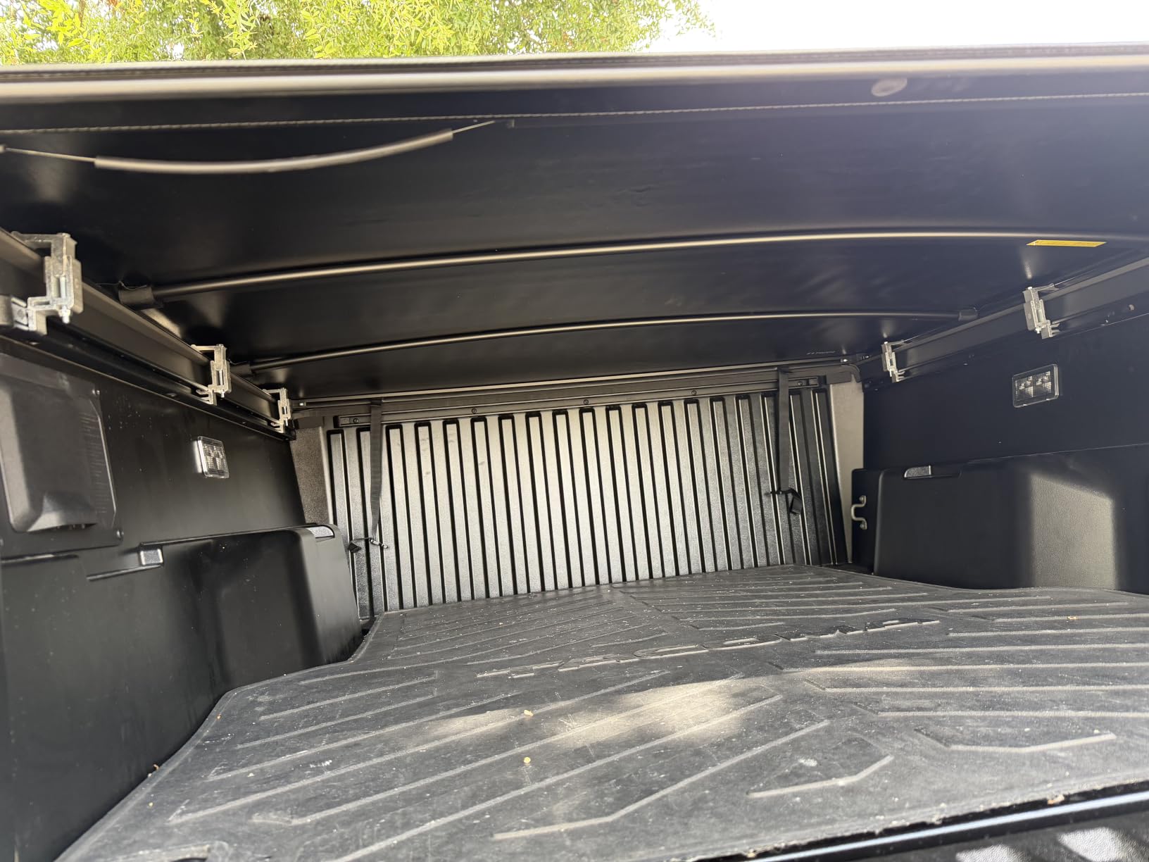 Tyger Auto T1 Soft Roll-up Truck Bed Tonneau Cover Compatible with 2005-2015 Toyota Tacoma | 5' (60