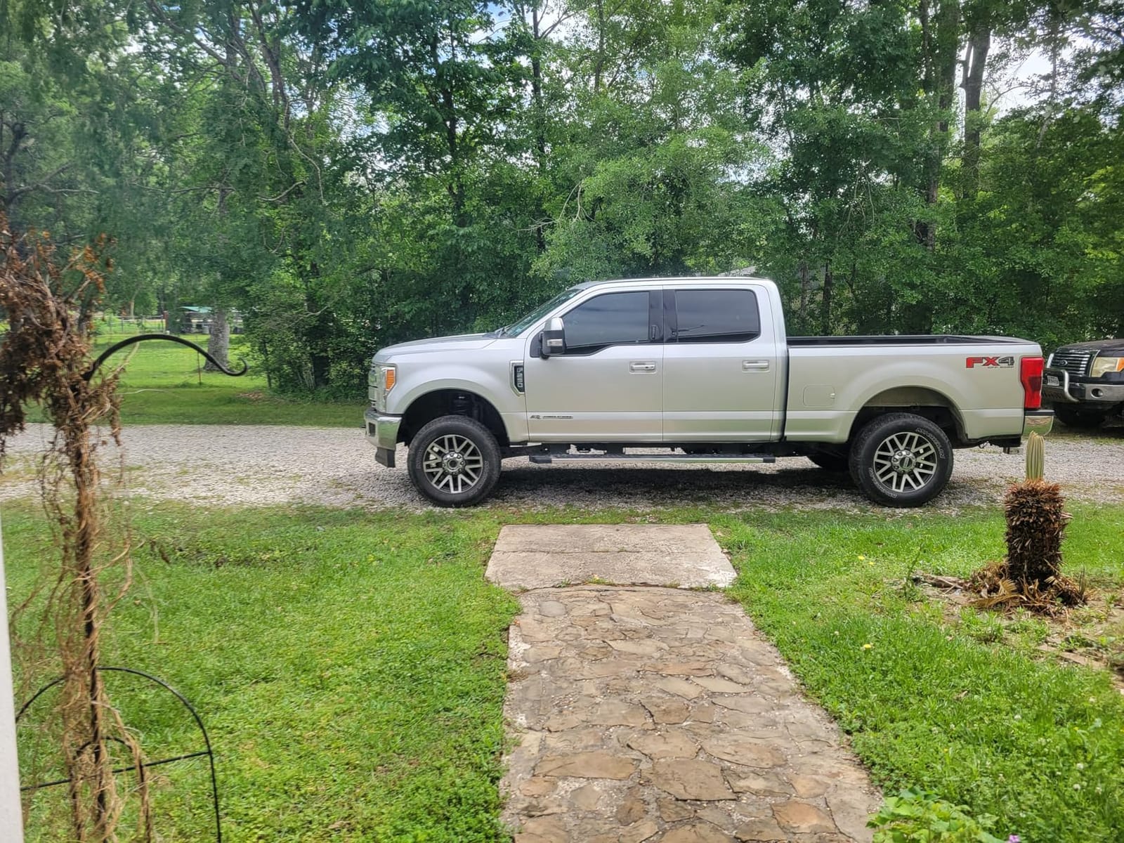 Readylift 66-2726 2.5” Leveling Kit with Track Bar Relocation Bracket for 2011-2020 Ford Super Duty F250 and F350 4WD trucks customer photo 2