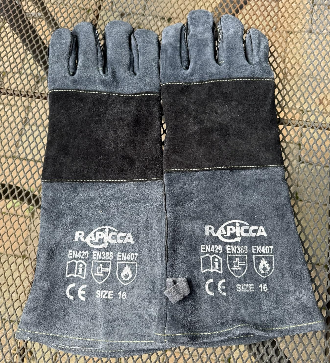 RAPICCA MIG Welding Gloves for Men, 662°F Fireproof Leather, 16 in Black customer photo 1