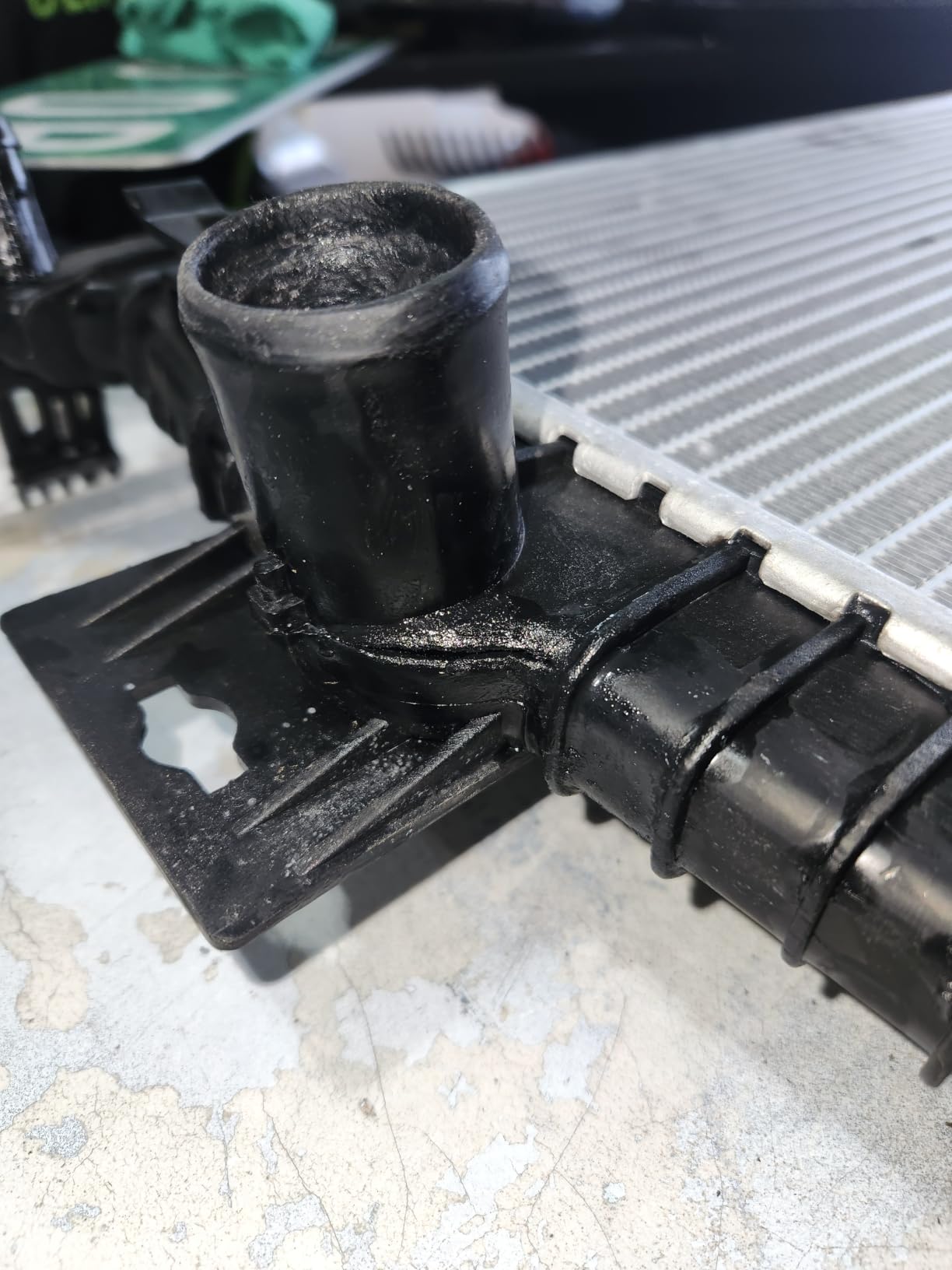 DWVO Radiator Compatible with 2005-2008 Ford F-150 4.2L V6 4.6L 5.4L V8, 2004 Expedition 4.6L, 2004-2006 Expedition 5.4L V8, 06-08 Lincoln Mark LT 5.4L, 05-08 Navigator 5.4L V8 customer photo 2