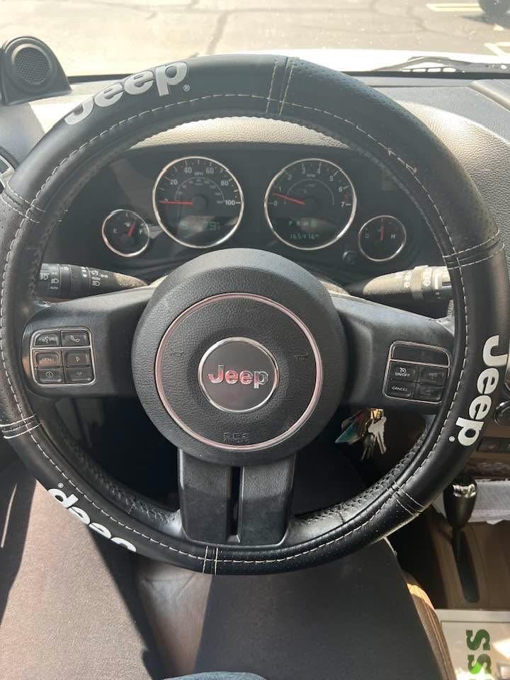 Plasticolor 006695R01 Jeep Deluxe High Contrast Stitching Premium Steering Wheel Cover for Cars, Trucks & SUV, Black customer photo 1