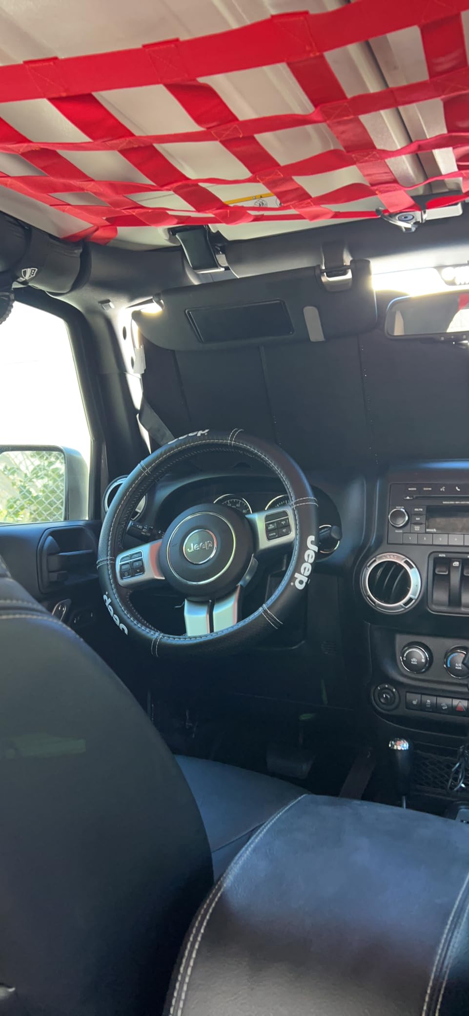 Plasticolor 006695R01 Jeep Deluxe High Contrast Stitching Premium Steering Wheel Cover for Cars, Trucks & SUV, Black customer photo 2