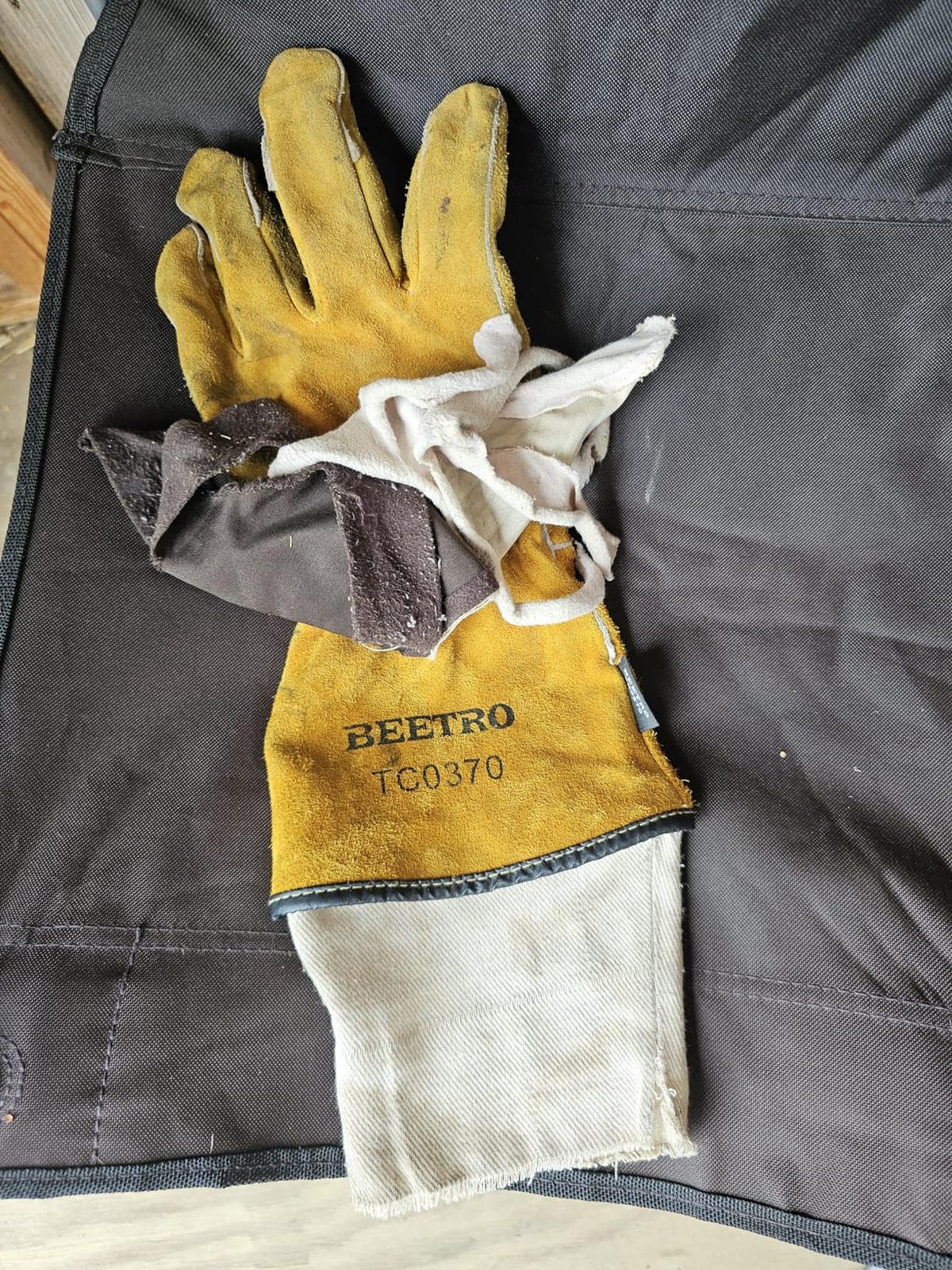 BEETRO Welding Gloves 1 Pair, Cow Leather Forge/Mig/Stick Welder Heat/Fire Resistant, Mitts for Oven/Grill/Fireplace/Furnace/Stove/Pot/Wood Burner/BBQ/Animal handling glove with Soft Lining customer photo 2