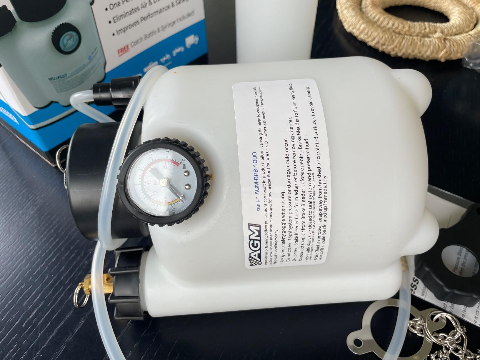 AGM Pressure Brake Bleeder - 3L One-Person System | Brake bleeder, 3L tank, one-person operation, ABS and air compressor compatible customer photo 2
