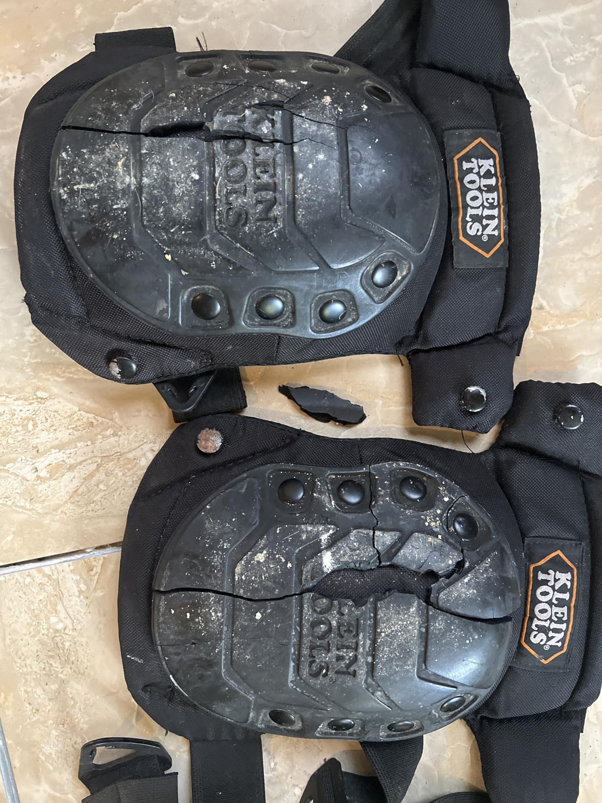 KLEIN TOOLS 60344 Knee Pads, Hinged Gel Knee Pads with Slip Resistant Rubber Caps, Quick-Release Clips and Adjustable Straps, Black customer photo 1