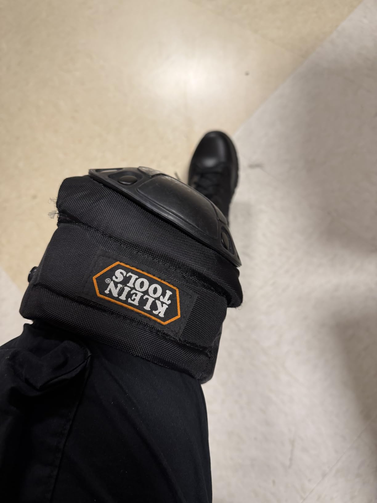 KLEIN TOOLS 60344 Knee Pads, Hinged Gel Knee Pads with Slip Resistant Rubber Caps, Quick-Release Clips and Adjustable Straps, Black customer photo 2