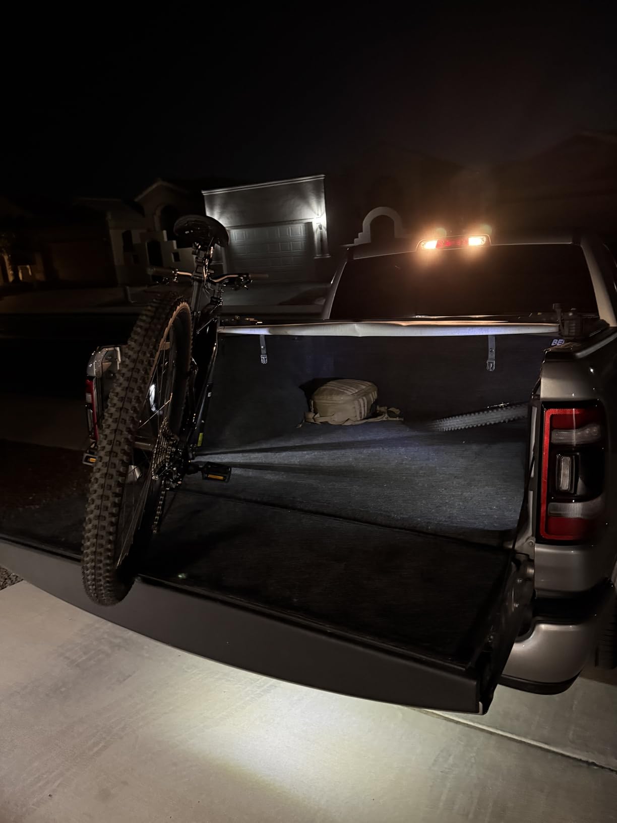 Thule Low-Rider Pro - Truck Bed Bike Carrier, Van & Truck Bed Fork Mount Bike Rack customer photo 2