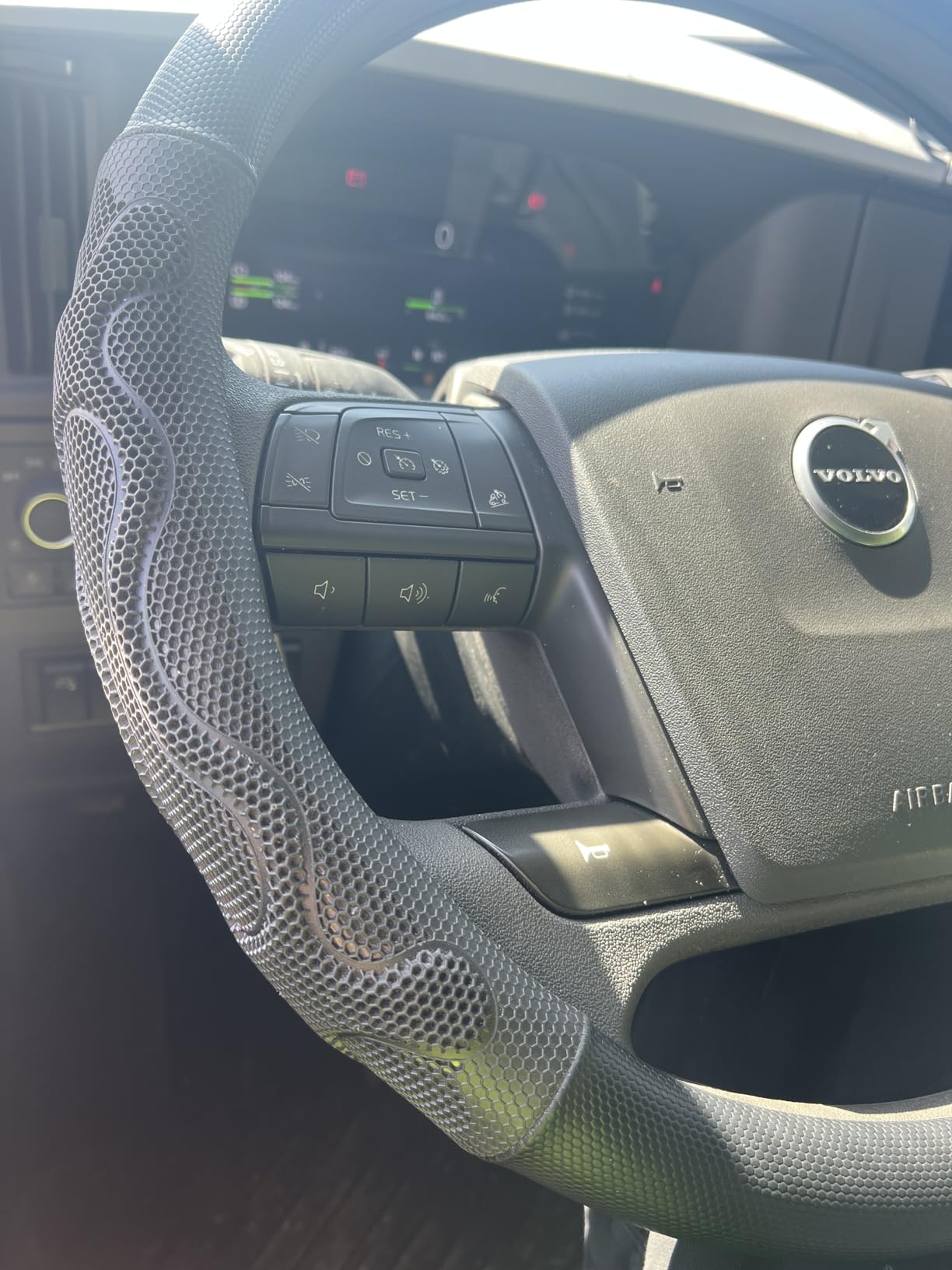 PINCTROT XL Comfy Grip Steering Wheel Cover for Semi Truck 18 Inch (Brown) customer photo 2