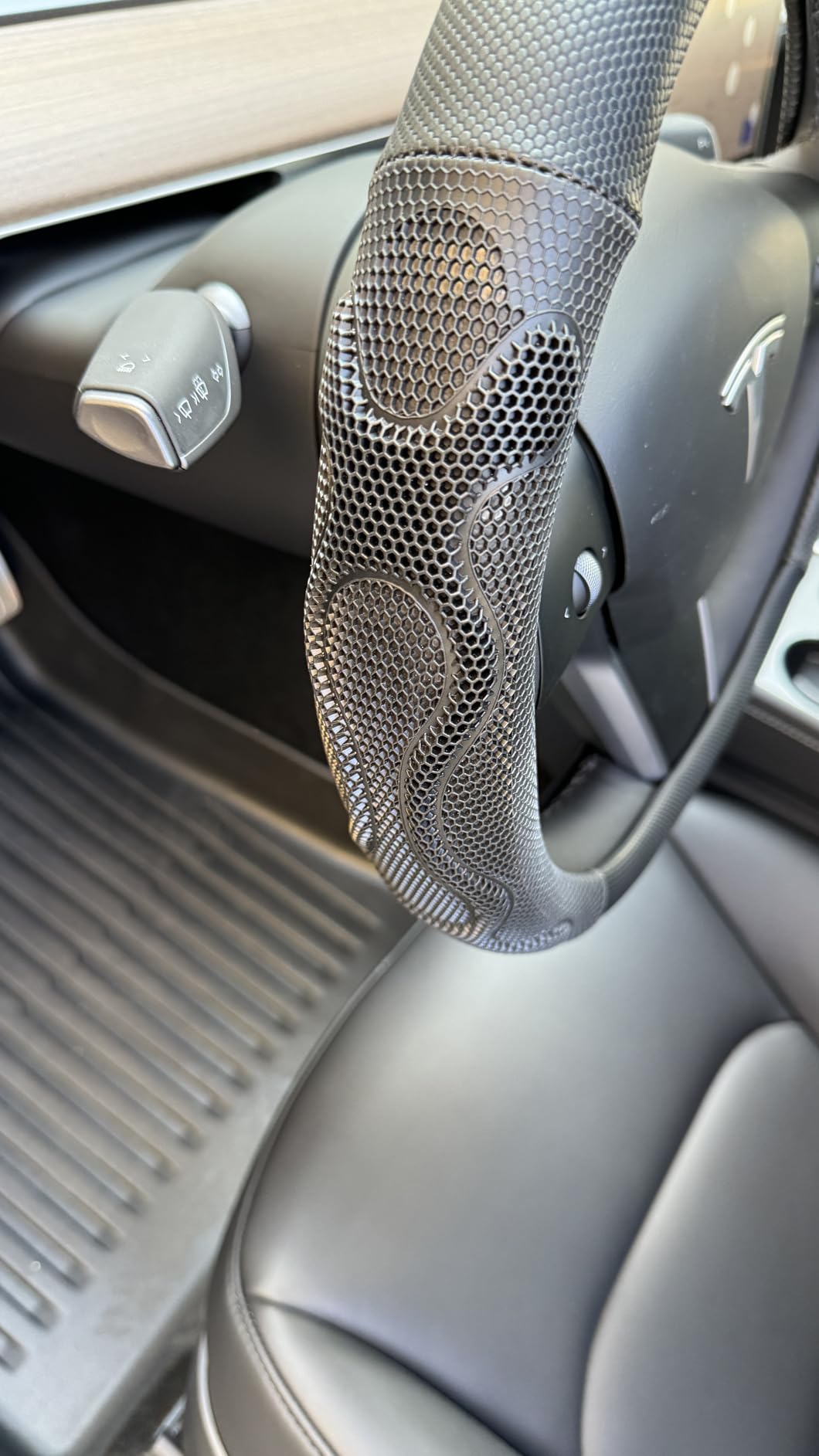 PINCTROT Great Grip Steering Wheel Cover for Tesla Model Y/3 (Black) customer photo 2