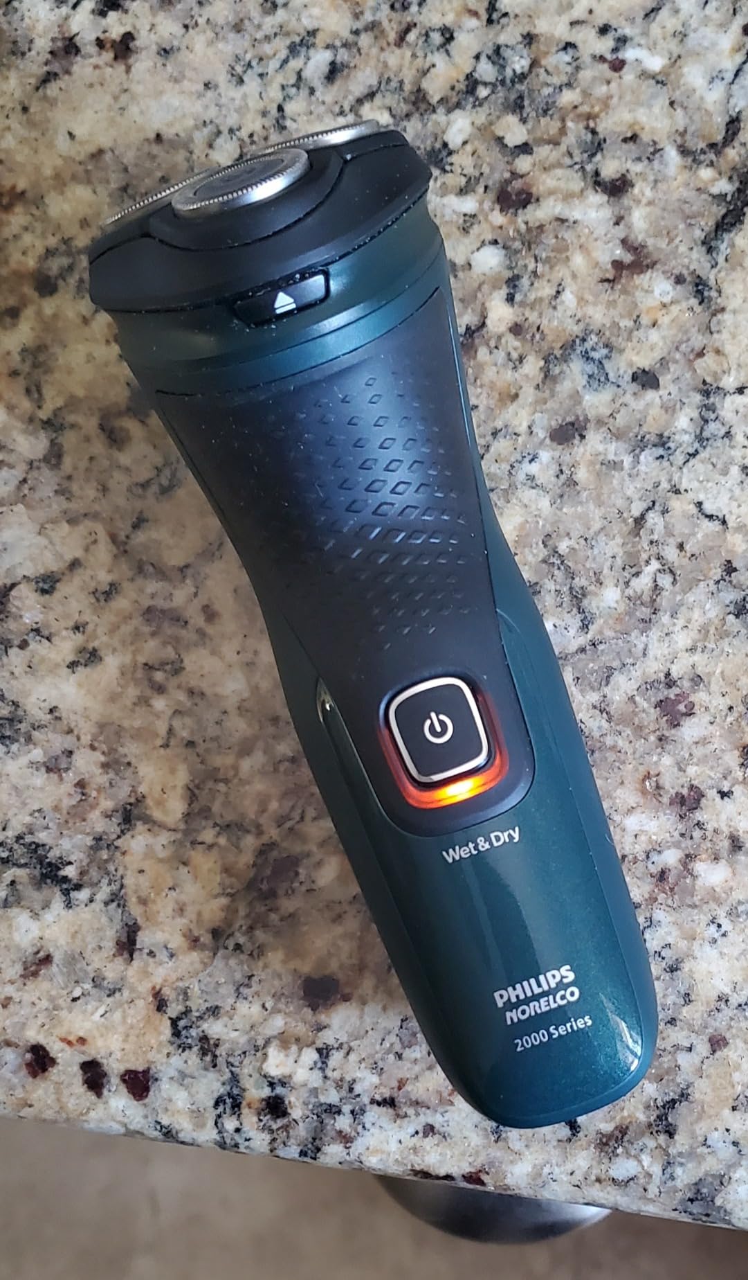 Philips Norelco 2600 Electric Shaver, Dark Forest Green | 27 Self Sharpening ComfortCut Blades, 4D Flex Heads, Wet or Dry Use, 2-Year Blade Life, Travel Pouch, X3052/91 customer photo 1