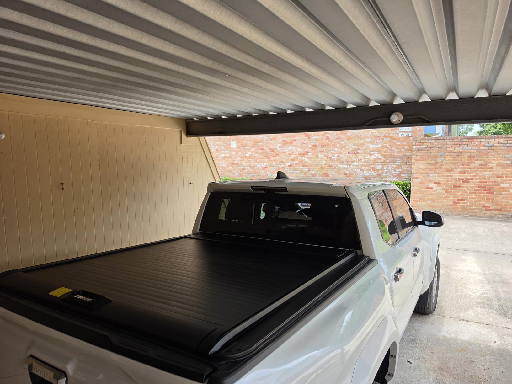 ONINE Retractable Hard Tonneau Cover for 2020-2026 Jeep Gladiator JT | Truck Bed Cover, Pull-Lock-Go All Weather Design, Compatible with Crossbar & Cargo Racks, Fits 5ft Bed customer photo 1