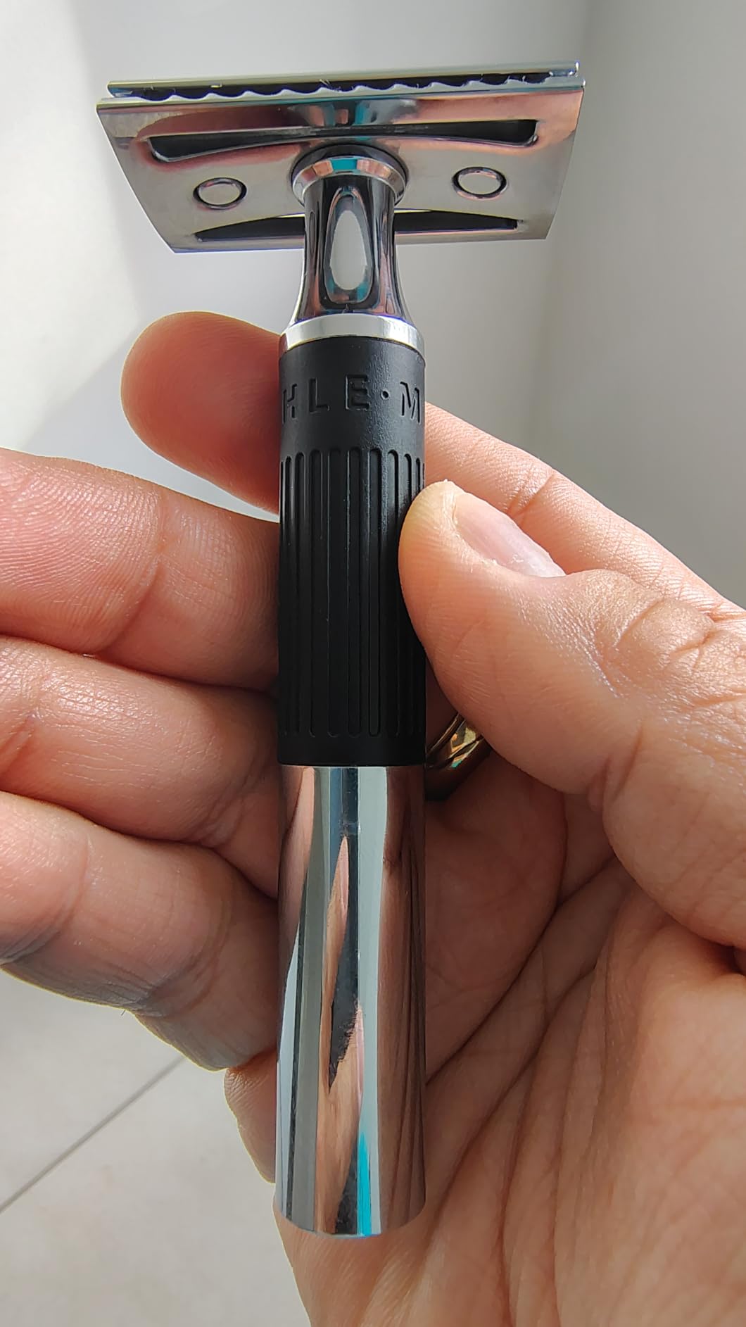 MÜHLE NEO safety razor | double edge safety razor for beginners and experienced shavers | sustainable eco-friendly and reusable | for men and women | chrome with glacier blue silicone grip handle customer photo 2