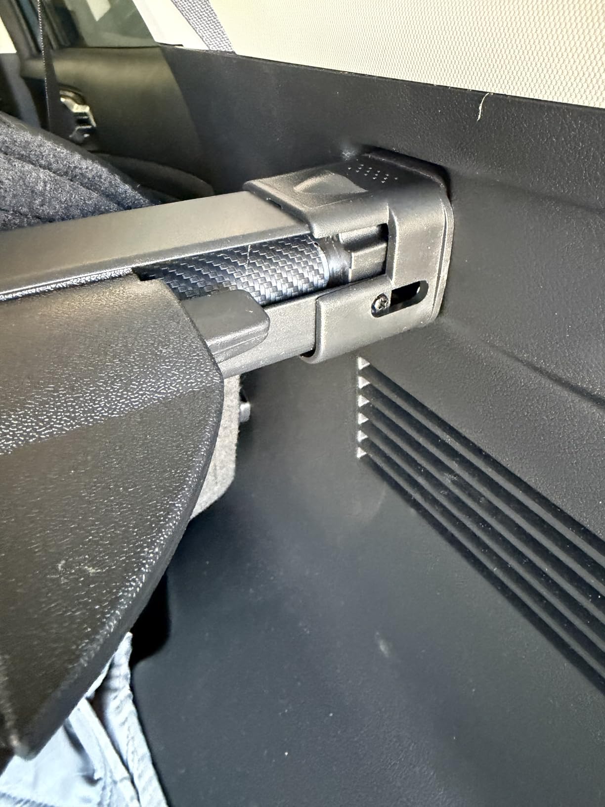 AUXKO Retractable Cargo Cover for Kia Sportage 2027-2023, Carbon Fiber | 4 PCS Headrest Hooks, Tool-free Shade, Anti-peeping Privacy Screen, Anti-UV Luggage Accessory, Waterproof Rear Trunk Cover customer photo 1