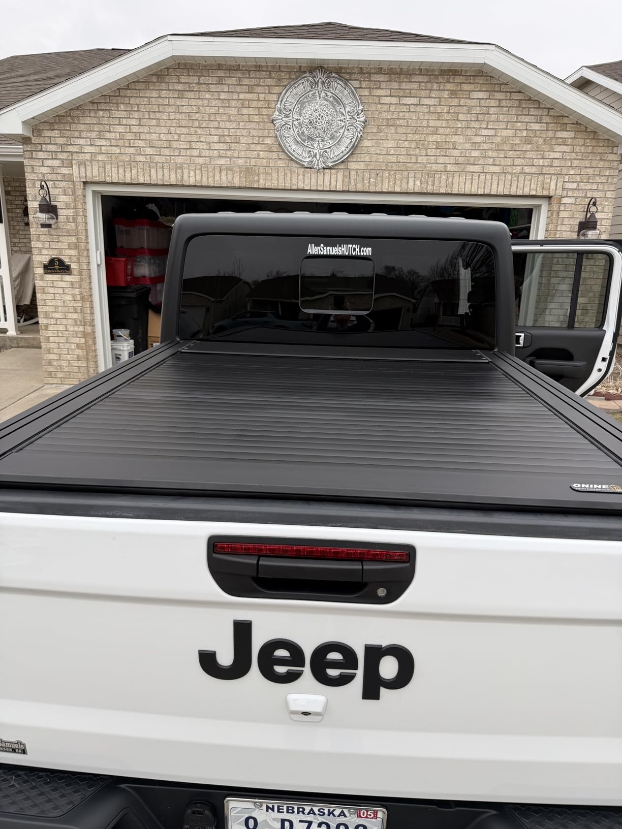 ONINE Low Profile Retractable Hard Tonneau Cover for Jeep Gladiator JT - Fits 2020-2026 Model with 5ft Bed, Truck Bed Cover, Dual T-Slot Rails for Roof Racks and Crossbars customer photo 1
