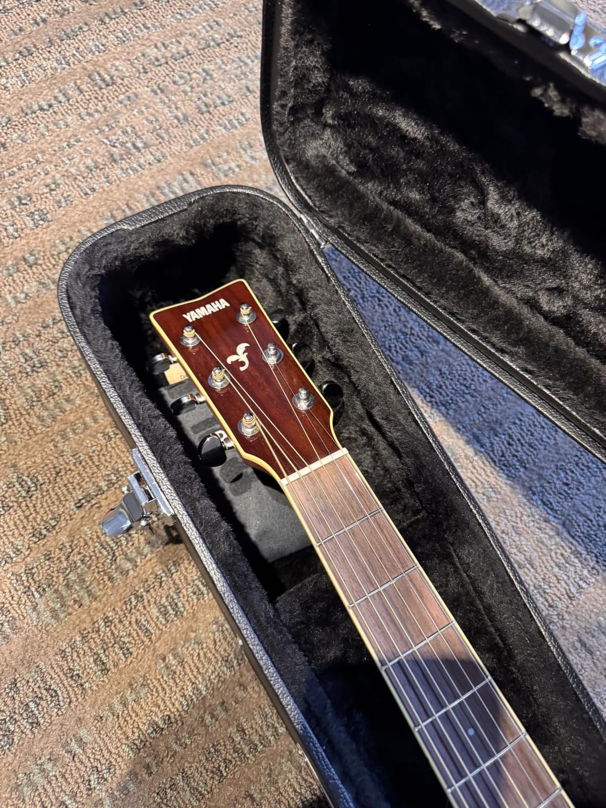 VEVOR Acoustic Guitar Hard Case, 43.31 in Gourd-Shaped Guitar Hard Case, With Lock Latch Key Handle, PVC Padding Soft Lining Water-Resistant Hard Shell Guitar Case, for 39-41 in Acoustic Guitar, Black customer photo 1