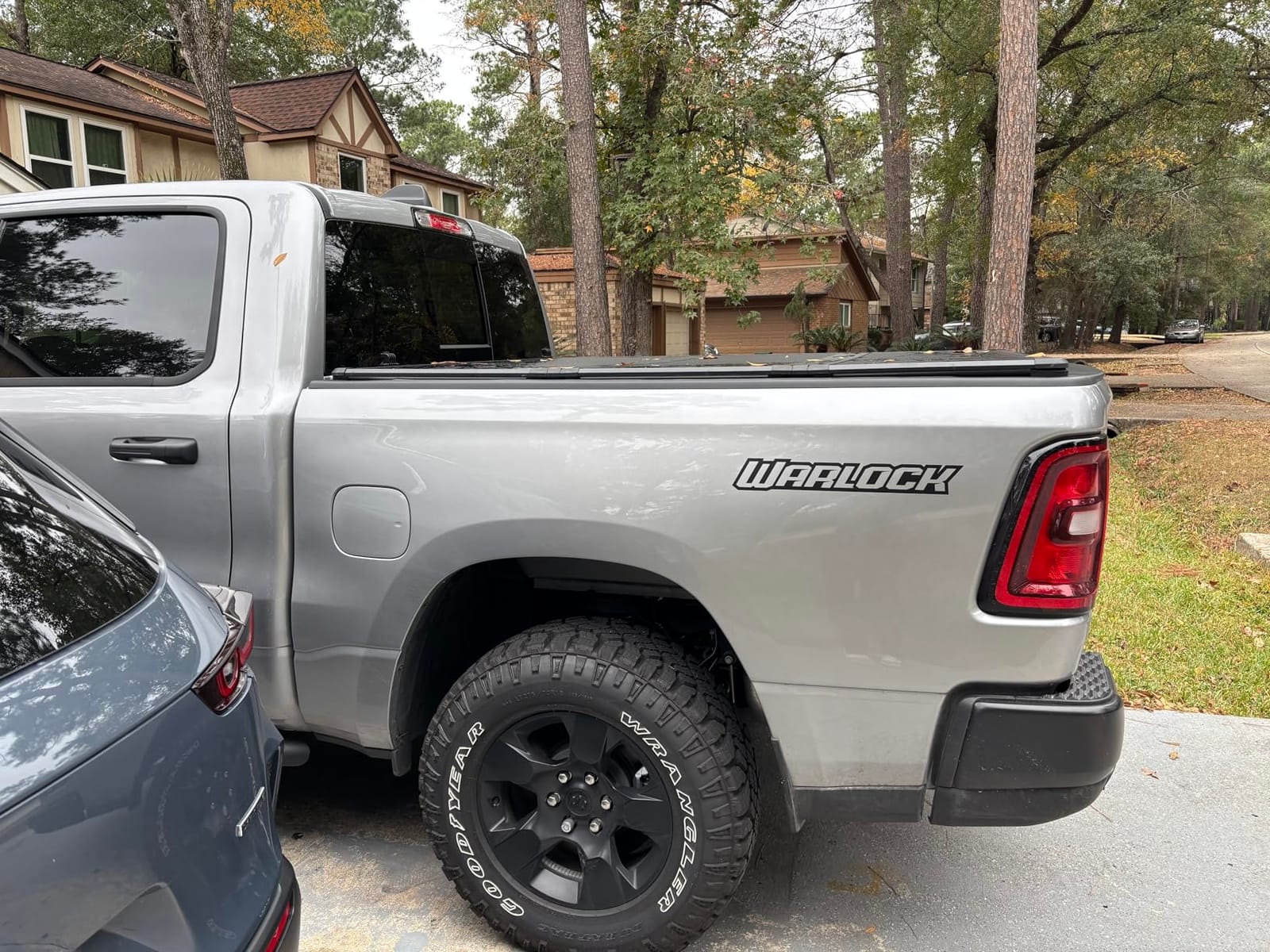 Low Profile Tri-fold Truck Bed Tonneau Cover Compatible with 2009-2026 Dodge Ram 1500 New Body Style Only (Excl. Classic Body) | 5'7