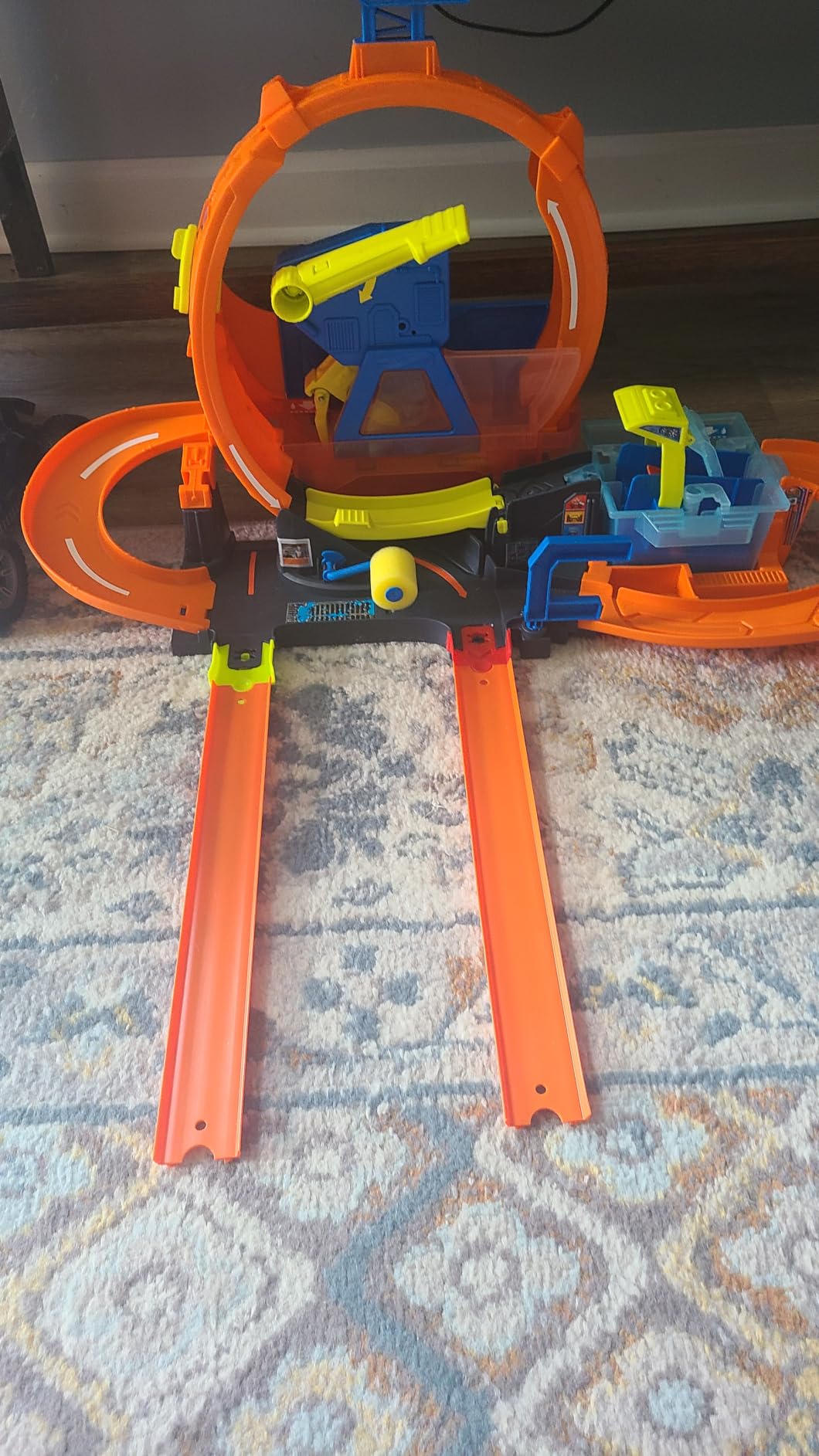 Hot Wheels City Mega Loop Car Wash Playset & Color Shifters Vehicle | Track Set with 1:64 Scale Vehicle that Changes Color in Very Warm & Icy Cold Water while Stunting & Racing customer photo 1