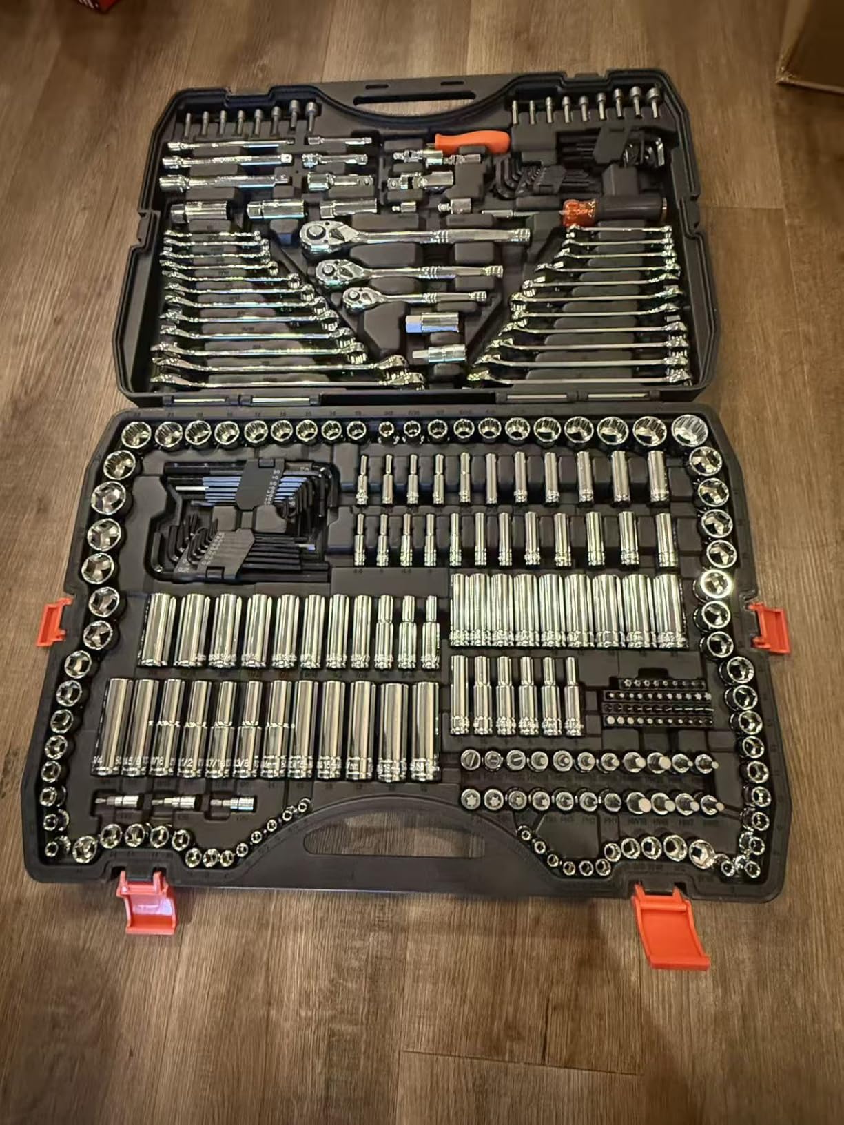 VEVOR Mechanics Tool Set, 308-Piece Mechanic Tool Kit, 1/4 in, 3/8 in, and 1/2 in Drive, SAE and Metric Socket Set, Wrenches, Screwdriver Bits, Accessories, and Storage Case, for Automotive Repair customer photo 2