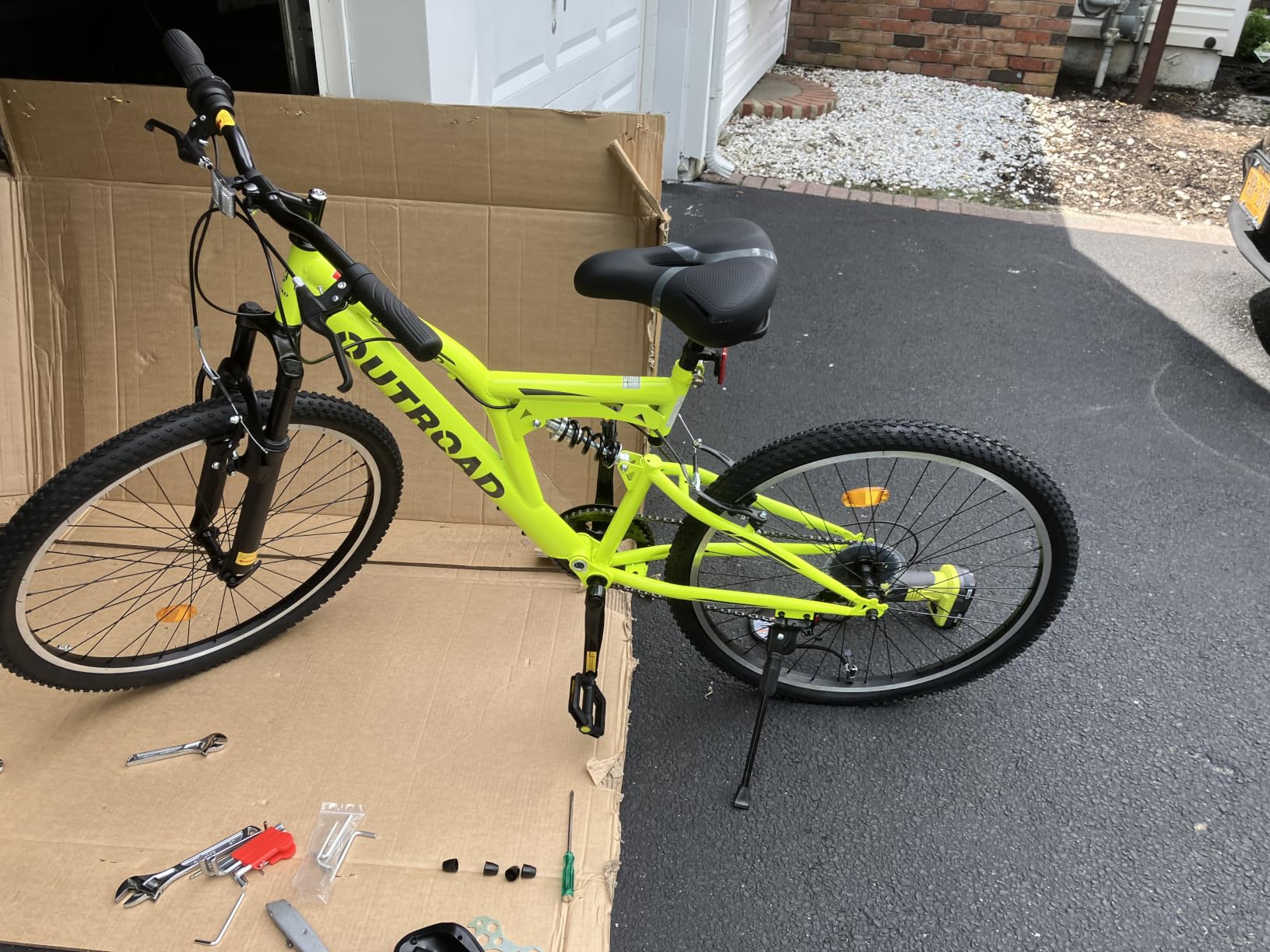 Crownland Outdoor Mountain Hybrid Bike, 26 Inch High Carbon Steel Frame Mountain Bikes, 7 Speed Adjustable MTB Bicycle with Suspension for Men and Women customer photo 1