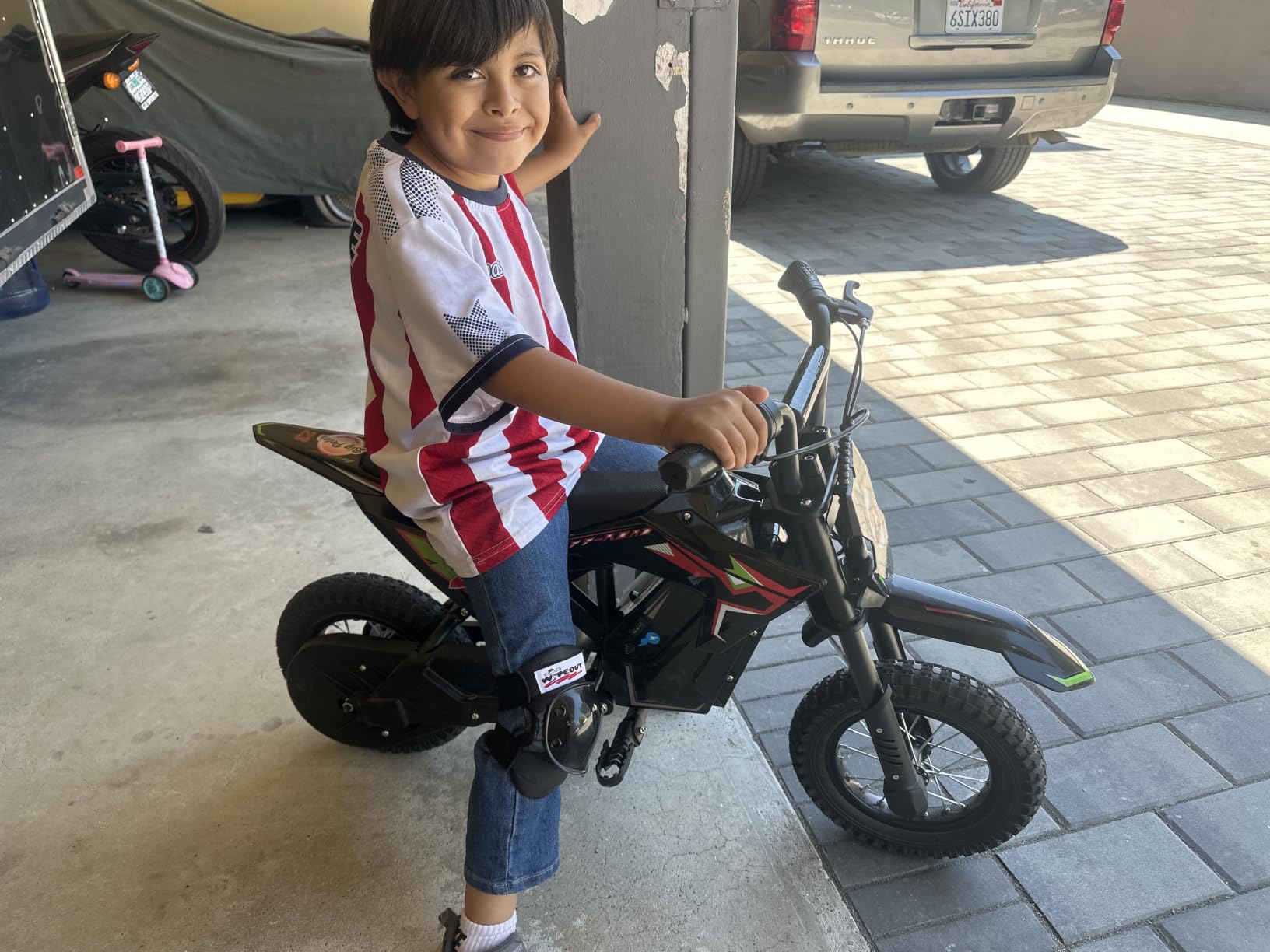 36V Electric Dirt Bike for Kids 3-10, Peak 700W, 15.5 MPH, 13.7 Miles | 3-Speed, Rear Suspension, Dual Brakes, 12