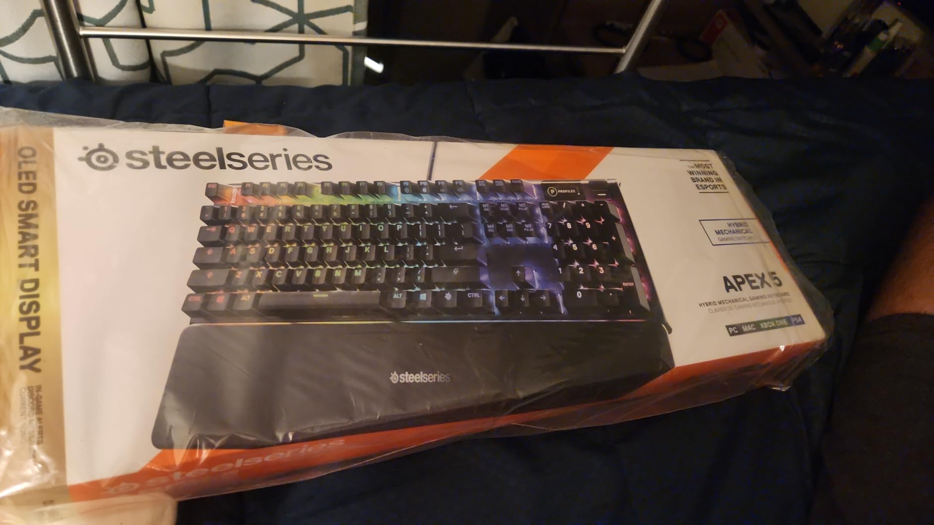 SteelSeries USB Apex 5 Hybrid Mechanical Gaming Keyboard – Per-Key RGB Illumination – Aircraft Grade Aluminum Alloy Frame – OLED Smart Display (Hybrid Blue Switch) customer photo 1