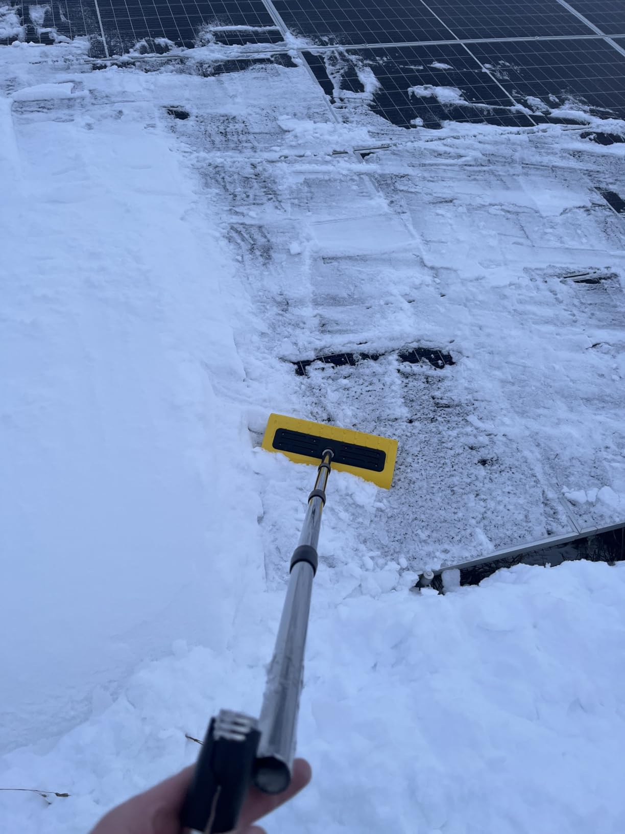 Never-Scratch SnowBuster,21-Foot Snow Roof Rake,EVA Soft Foam Pad Snow Removal Tool,Heavy-Duty Aluminum Handle,S-Shaped Push/Pull Design for House Roof,Solar Panels,Car Snow, and Leaves,Yellow customer photo 2